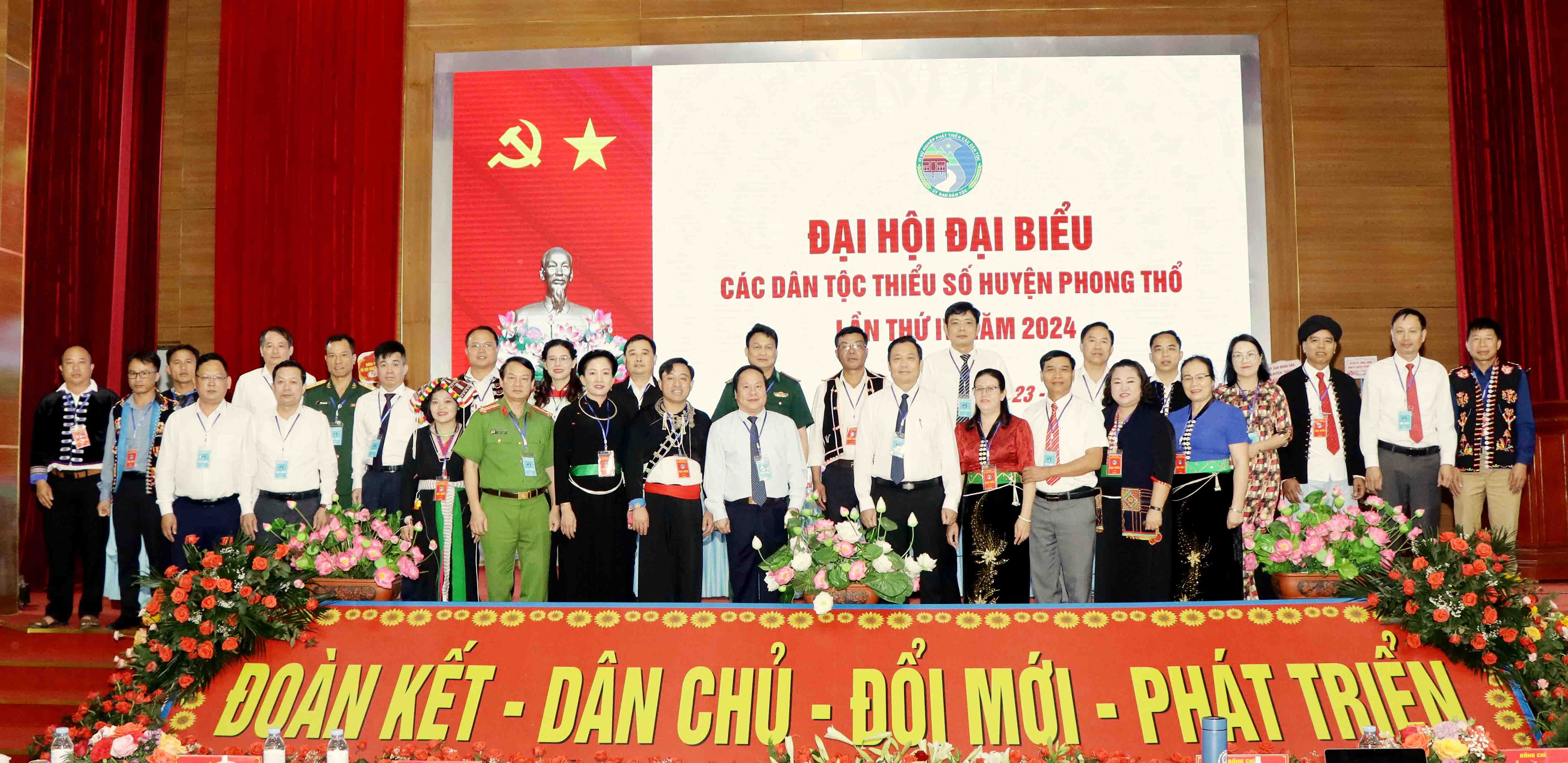  Lãnh đạo tỉnh, huyện, thành phố cùng các đại biểu chụp ảnh lưu niệm tại đại hội.