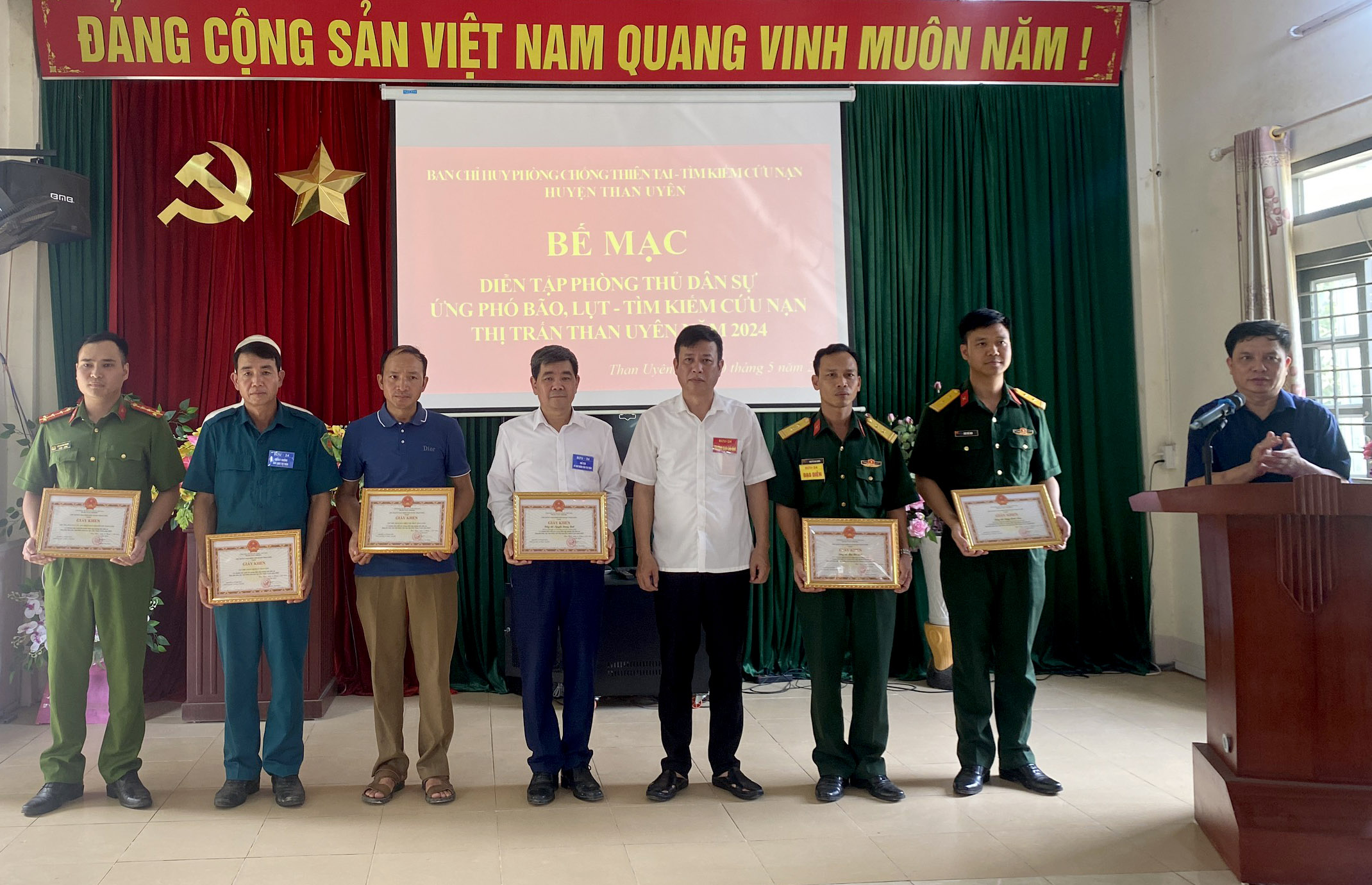 Chủ tịch UBND huyện Than Uyên Nguyễn Văn Thăng tặng Giấy khen cho các tập thể, cá nhân có thành tích xuất sắc thực hiện nhiệm vụ phòng thủ dân sự ứng phó bão, lụt, tìm kiếm cứu nạn thị trấn Than Uyên năm 2024. 