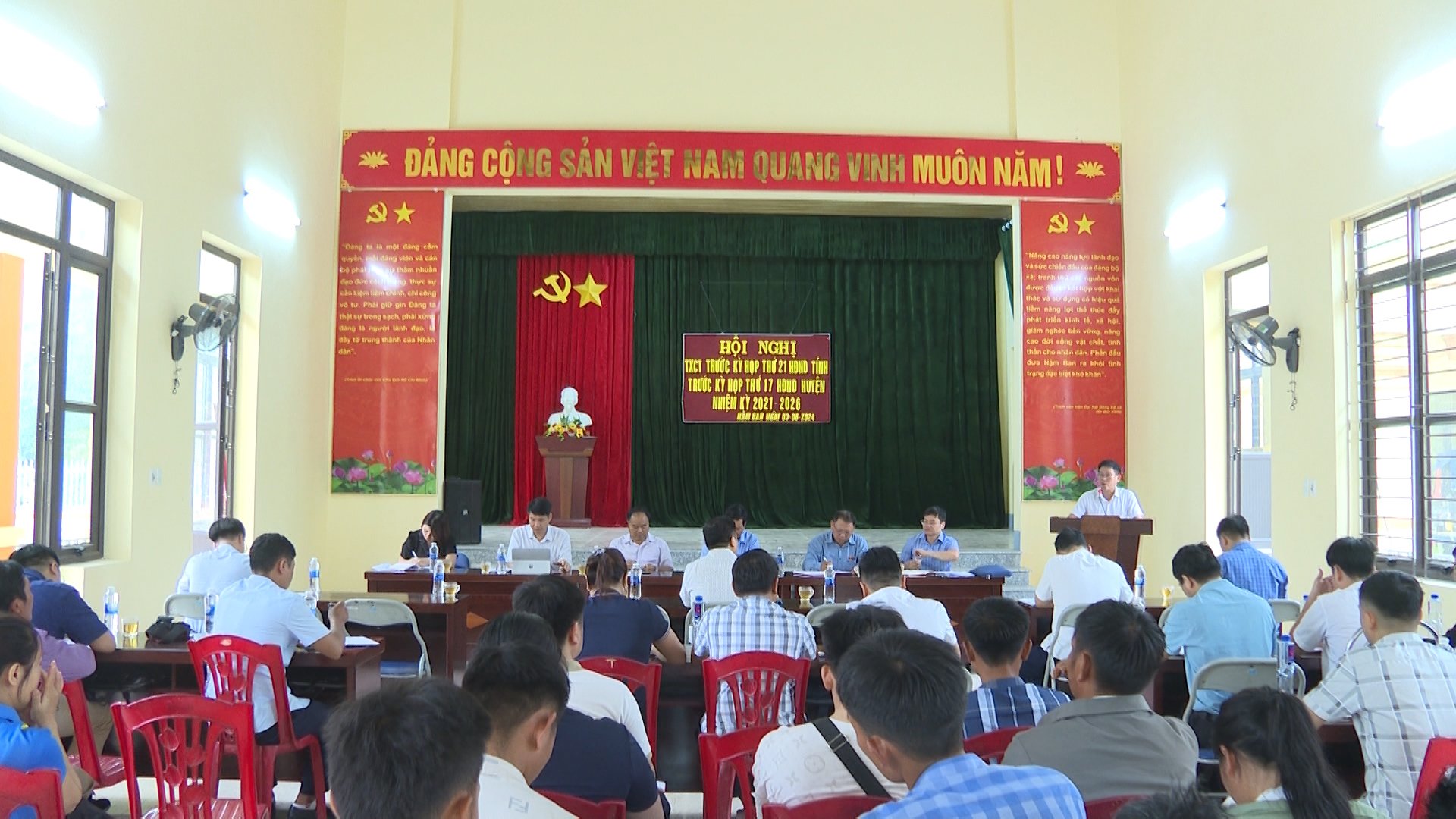 Quang cảnh buổi tiếp xúc cử tri tại của Đoàn Đại biểu HĐND tỉnh, tổ đại biểu HĐND huyện tại xã Nậm Ban, huyện Nậm Nhùn.