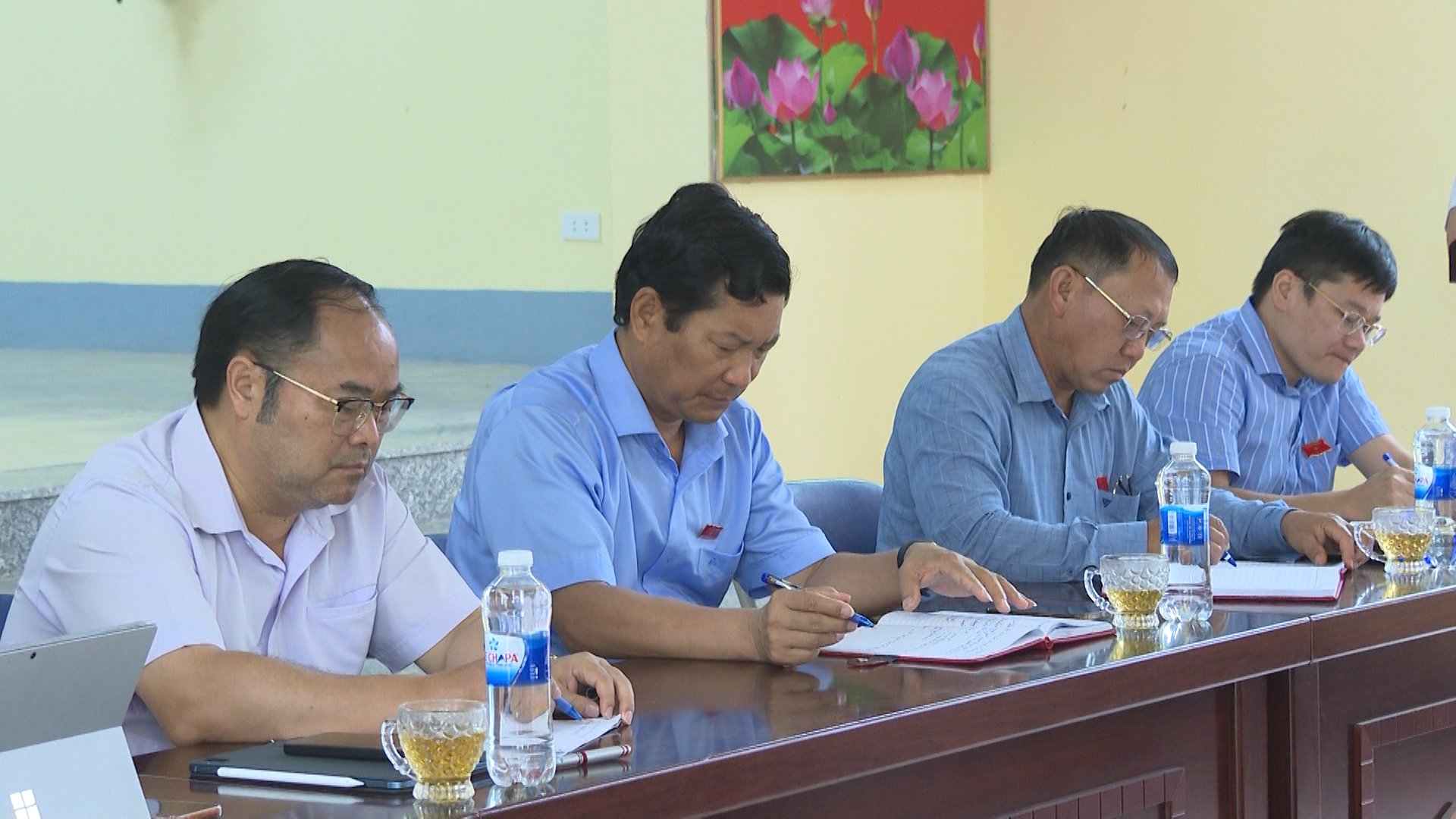 Đồng chí Chu Lê Chinh - Uỷ viên Ban Thường vụ Tỉnh uỷ, Phó Chủ tịch HĐND tỉnh và đại diện lãnh đạo huyện ủy, HĐND huyện Nậm Nhùn tại buổi tiếp xúc.