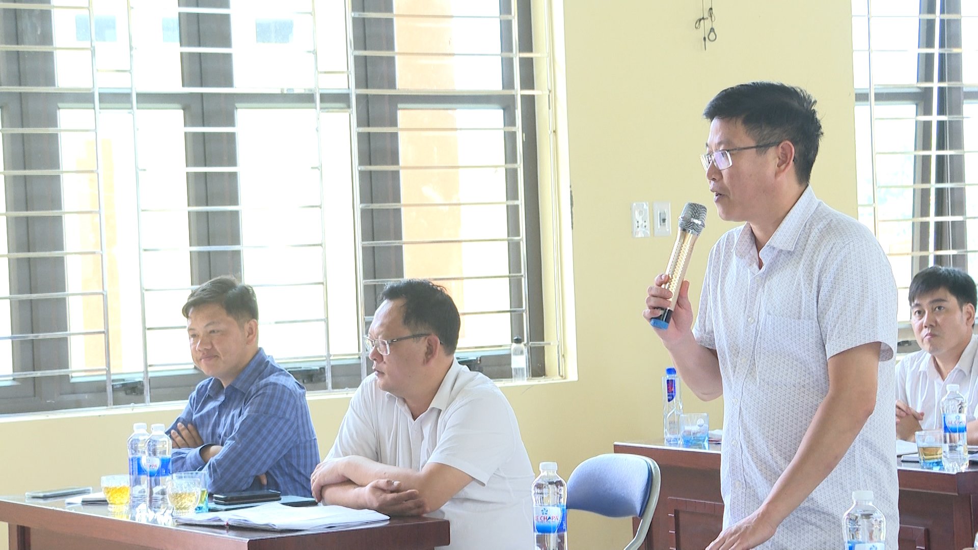 Cử tri xã Nậm Ban kiến nghị tại buổi tiếp xúc.