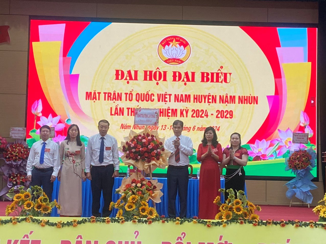 Đồng chí Hoàng Kiều Anh - Phó Chủ tịch Ủy ban MTTQ Việt Nam tỉnh tặng hoa chúc mừng đại hội.