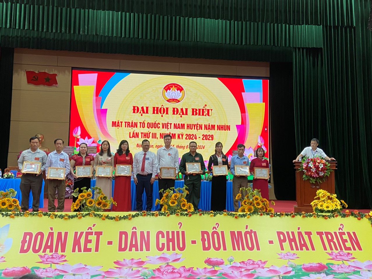 Lãnh đạo UBND huyện Nậm Nhùn tặng giấy khen cho các cá nhân có thành tích xuất sắc trong công tác Mặt trận nhiệm kỳ 2019 – 2024.