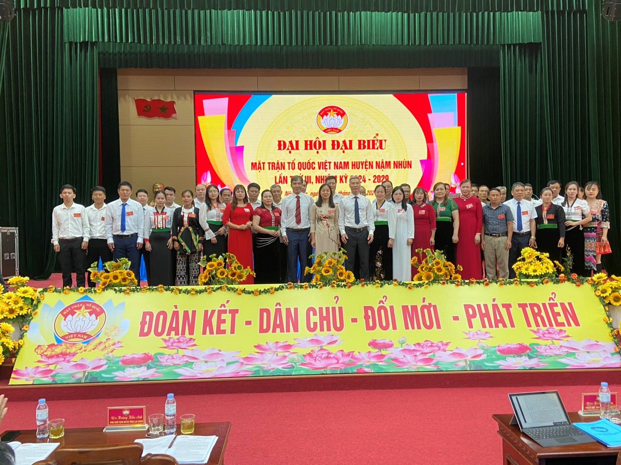 Lãnh đạo Ủy ban MTTQ Việt Nam tỉnh và lãnh đạo huyện Nậm Nhùn chụp ảnh lưu niệm cùng Ban Chấp hành Ủy ban MTTQ Việt Nam huyện Nậm Nhùn khóa III, nhiệm kỳ 2024 – 2029.