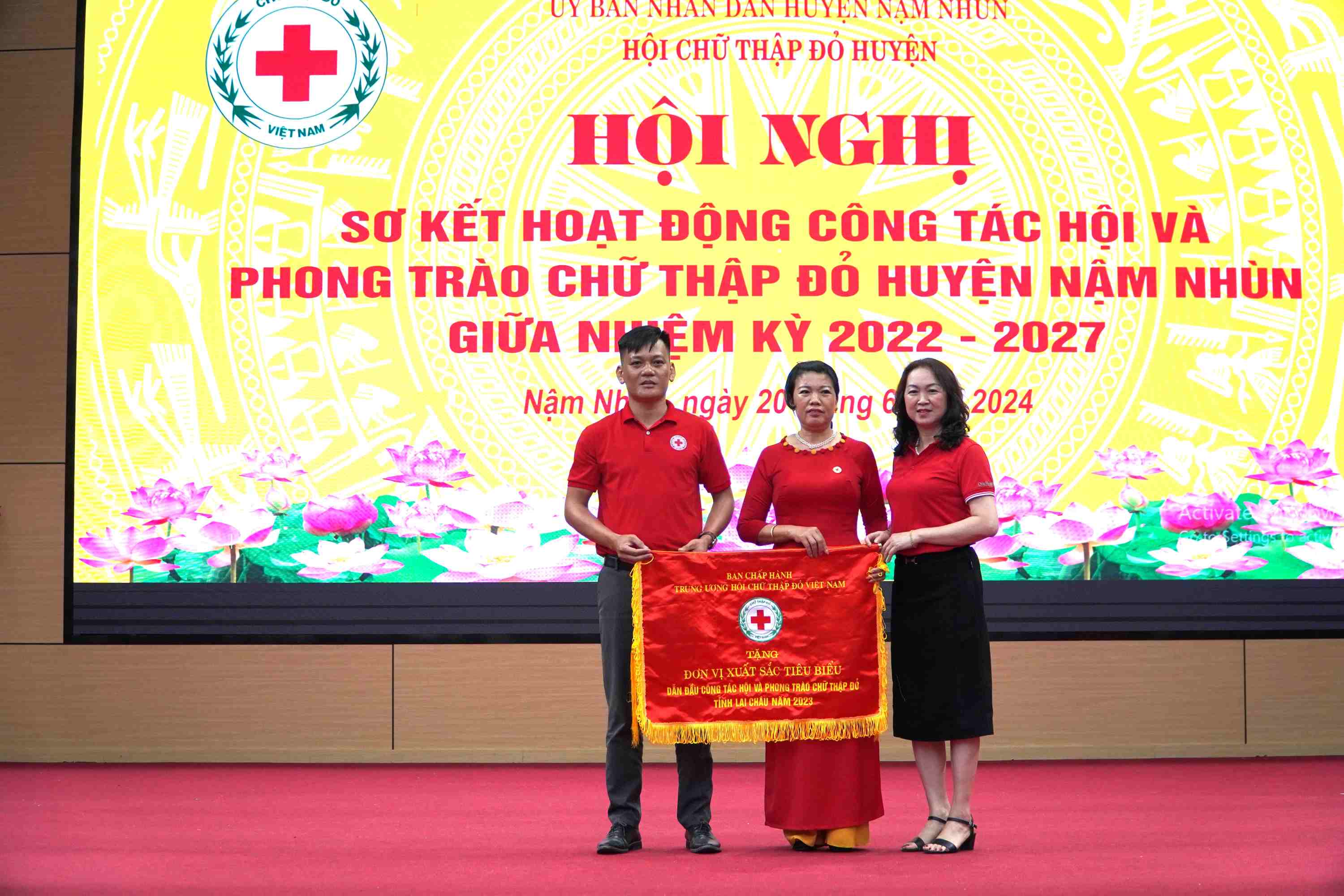Thừa ủy quyền của Chủ tịch Hội CTĐ Việt Nam, đồng chí Lò Thị Duyên – Phó chủ tịch Hội CTĐ tỉnh tặng Cờ thi đua cho Đơn vị xuất sắc, tiêu biểu cho Hội CTĐ huyện Nậm Nhùn.
