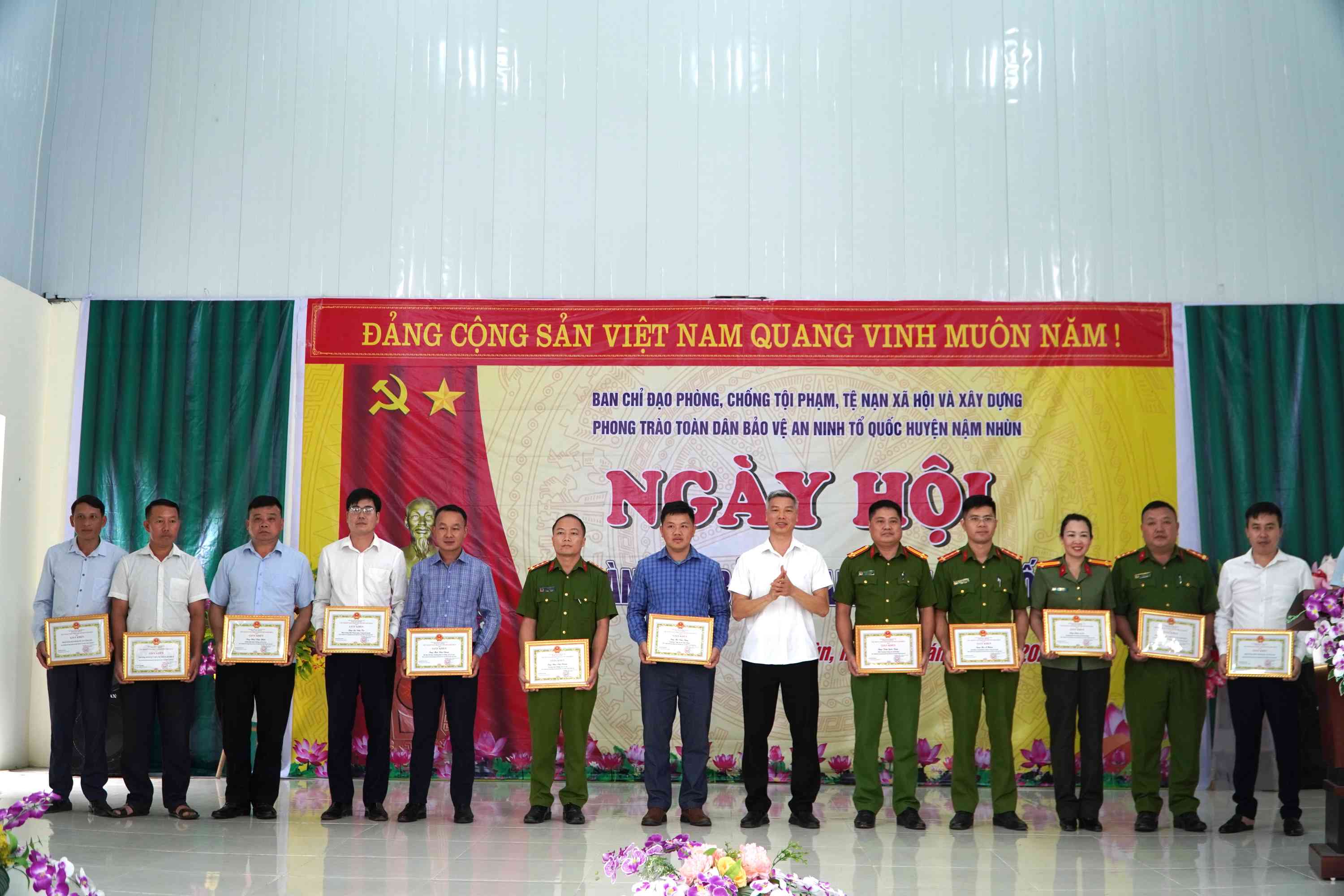 Đồng chí Hà Văn Sơn – Phó Bí thư huyện ủy, Chủ tịch UBND huyện tặng Giấy khen cho các tập thể có thành tích trong phong trào toàn dân bảo vệ an ninh Tổ quốc năm 2024.
