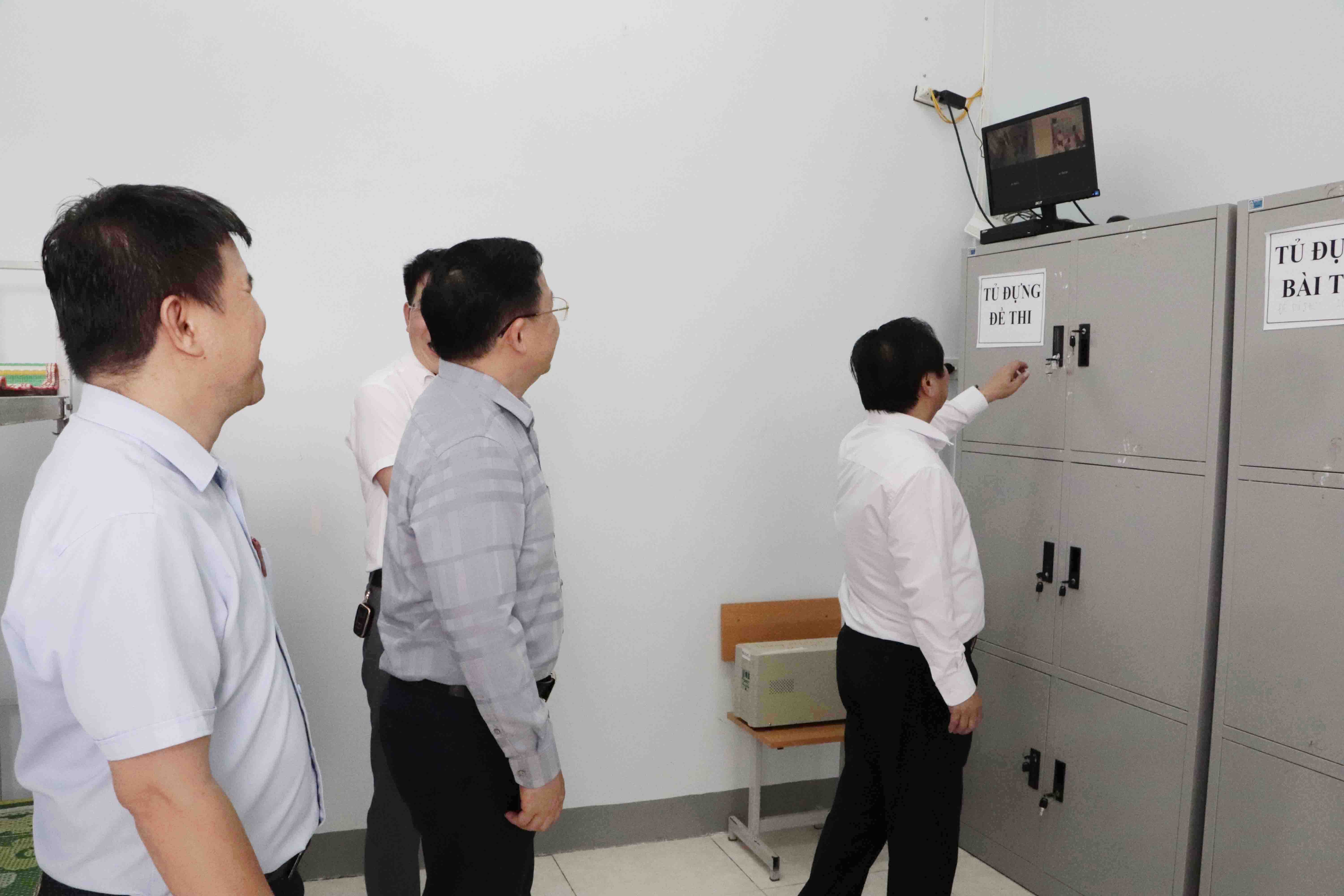 Đoàn công tác của tỉnh kiểm tra công tác chuẩn bị cho Kỳ thi tốt nghiệp năm THPT năm 2024 tại Trường phổ thông dân tộc nội trú THPT huyện Phong Thổ.