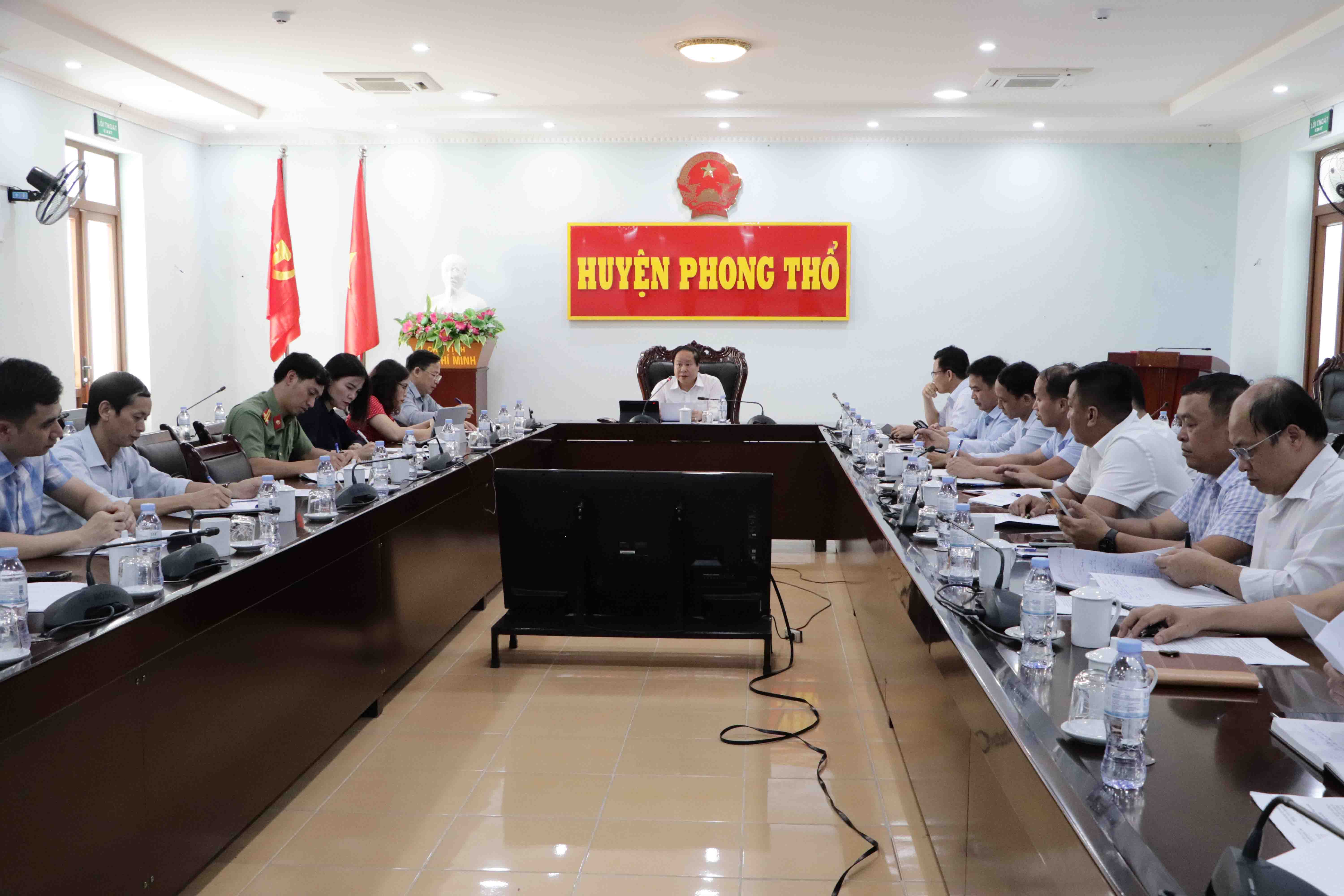 Quang cảnh buổi làm việc tại huyện Phong Thổ.