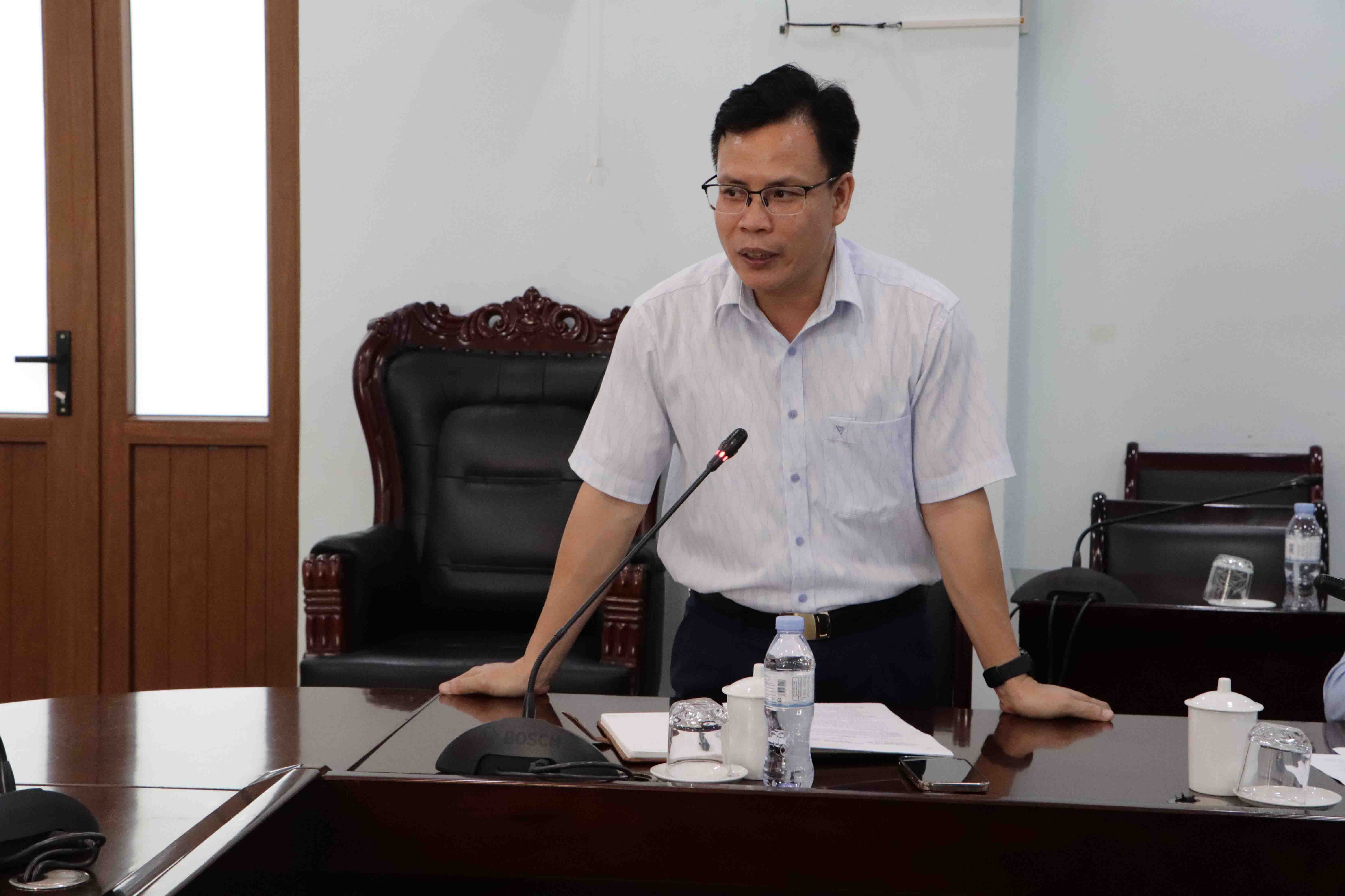 Đồng chí Trần Bảo Trung – Phó Bí thư Huyện ủy, Chủ tịch UBND huyện Phong Thổ báo cáo công tác chuẩn bị kỳ thi.