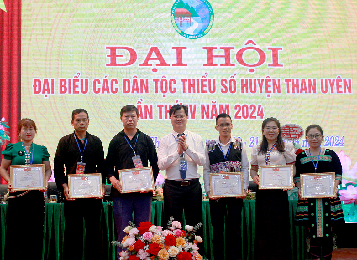 Đồng chí Nguyễn Đức Thuận - Phó trưởng Ban Dân vận Tỉnh ủy tặng giấy khen cho các cá nhân.