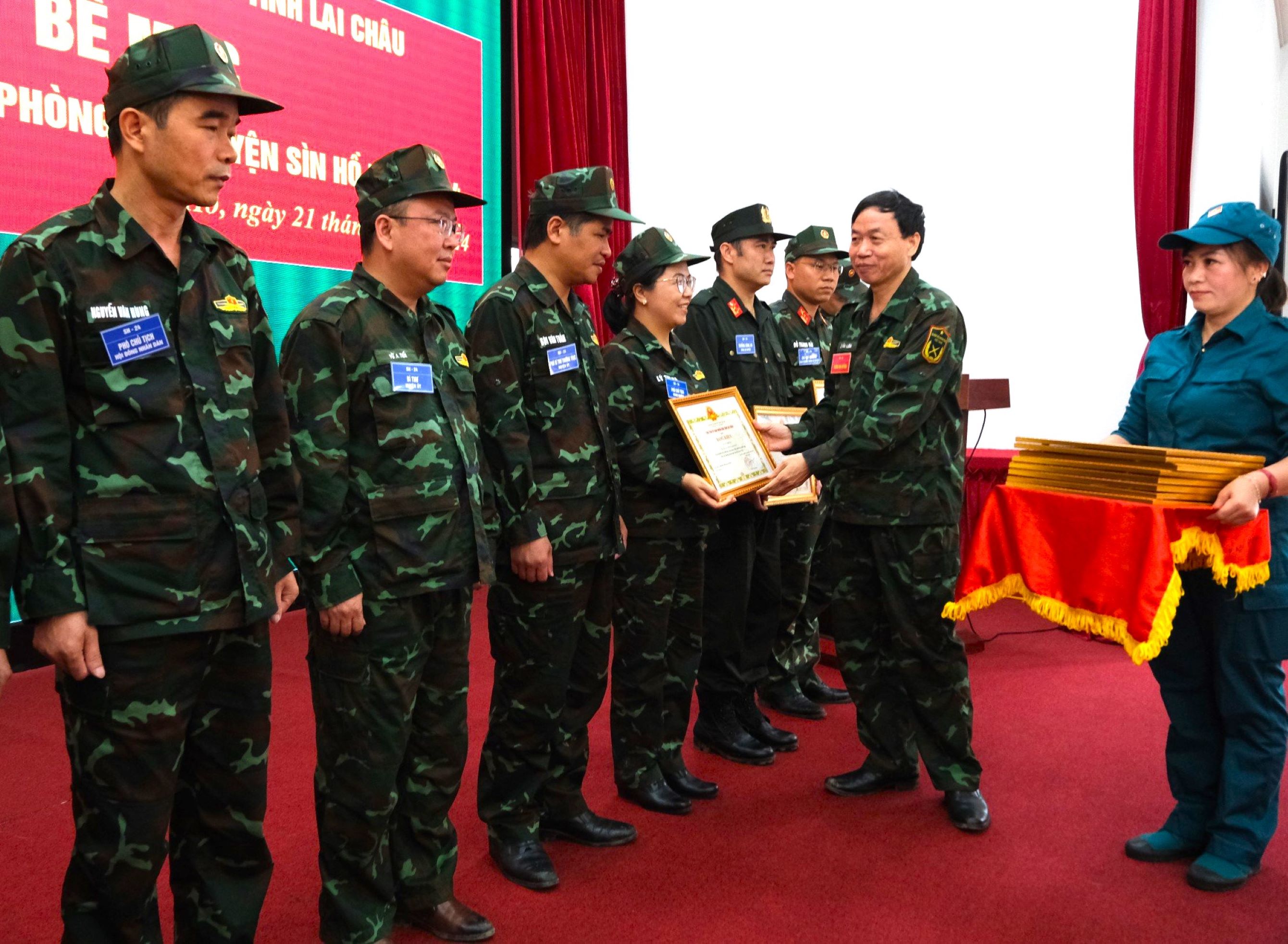 Đồng chí Lê Văn Lương – Chủ tịch UBND tỉnh, Trưởng Ban chỉ đạo diễn tập KVPT tỉnh tặng bằng khen cho các cá nhân có thành tích xuất sắc trong thực hiện nhiệm vụ diễn tập KVPT huyện Sìn Hồ năm 2024.