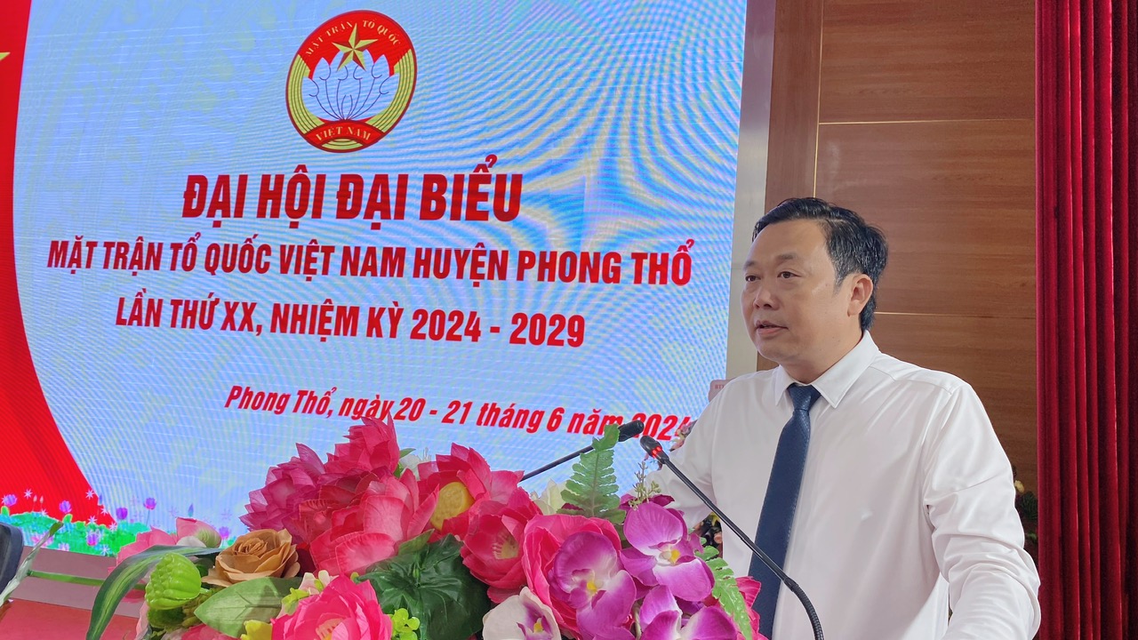 Đồng chí Đinh Quang Tuấn – Tỉnh ủy viên, Bí thư Huyện ủy Phong Thổ phát biểu tại đại hội.