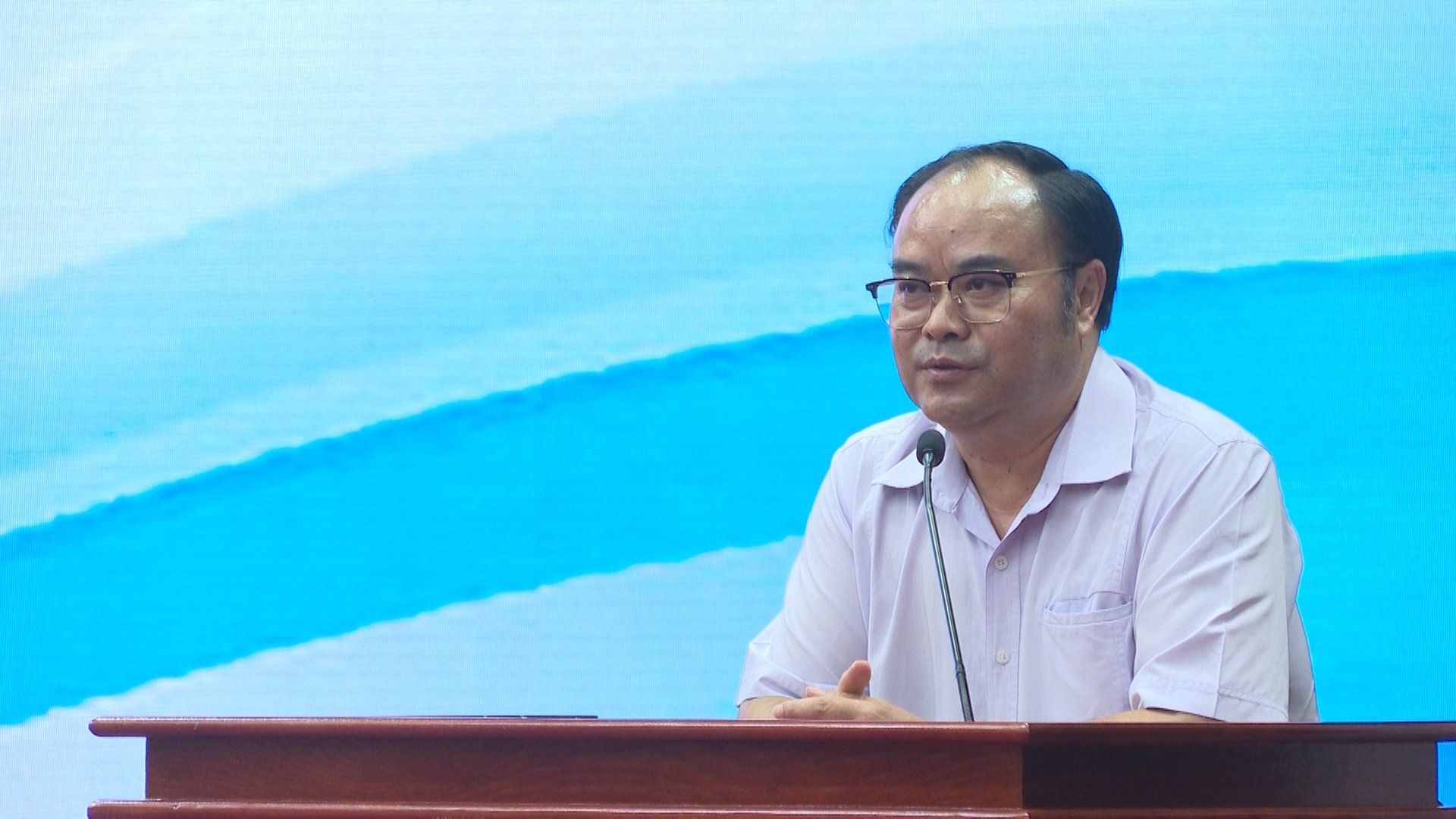 Đồng chí Mùa A Trừ - Tỉnh uỷ viên, Bí thư Huyện uỷ, Bí thư Đảng uỷ Quân sự huyện phát biểu chỉ đạo tại hội nghị.
