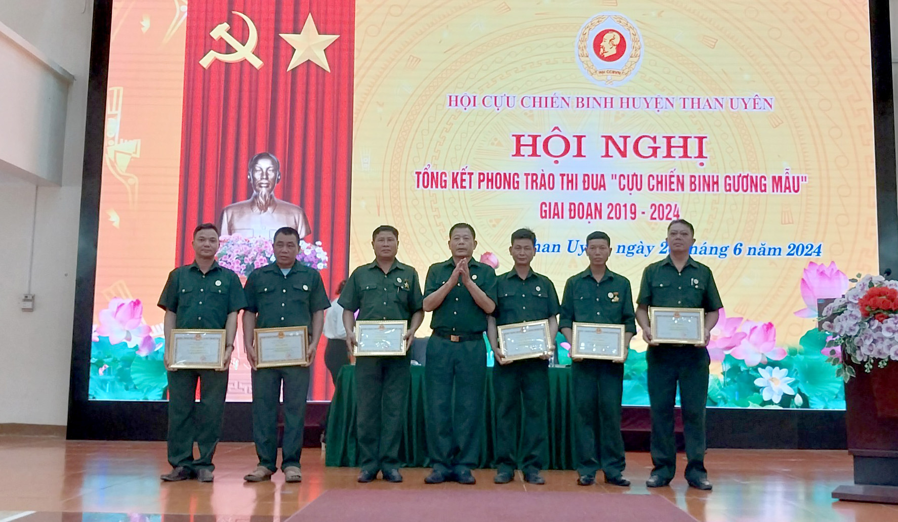 Đồng chí Lê Văn Lương - Chủ tịch CCB huyện Than Uyên tặng giấy khen cho các tập thể. 