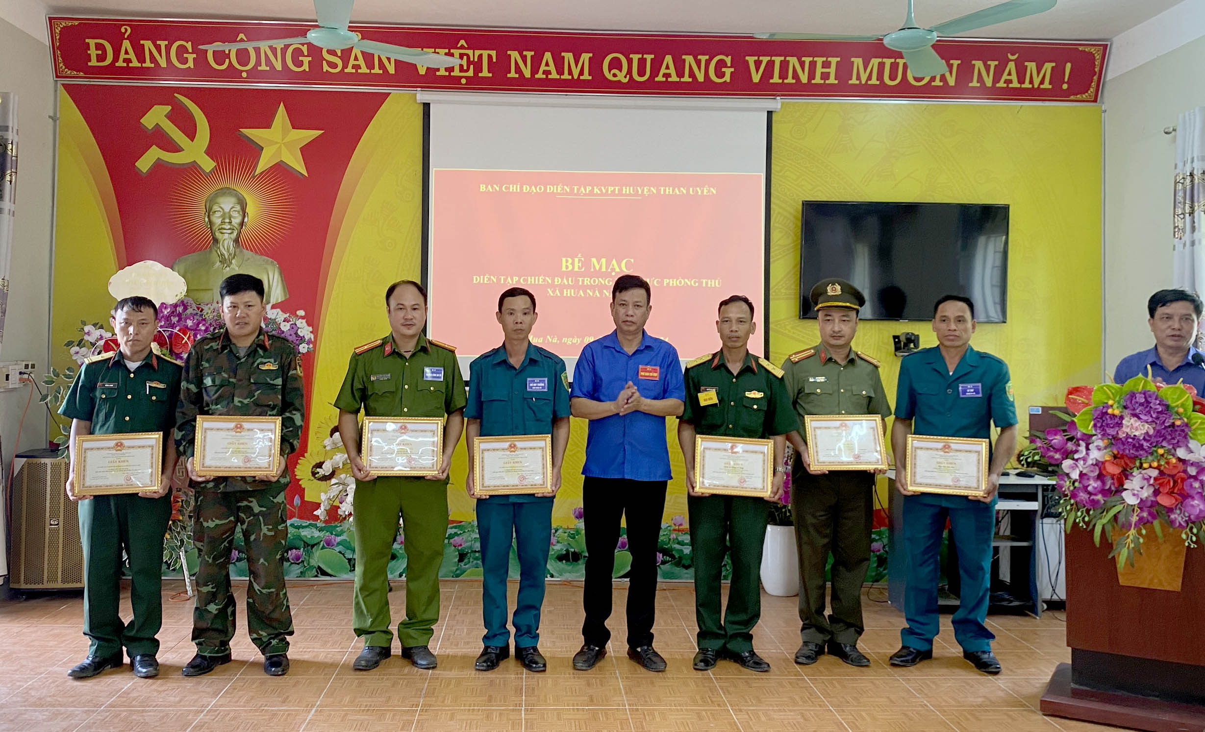 Lãnh đạo UBND huyện Than Uyên tặng Giấy khen cho các tập thể, cá nhân có thành tích xuất sắc tham gia diễn tập chiến đấu xã Hua Nà trong khu vực phòng thủ năm 2024. 