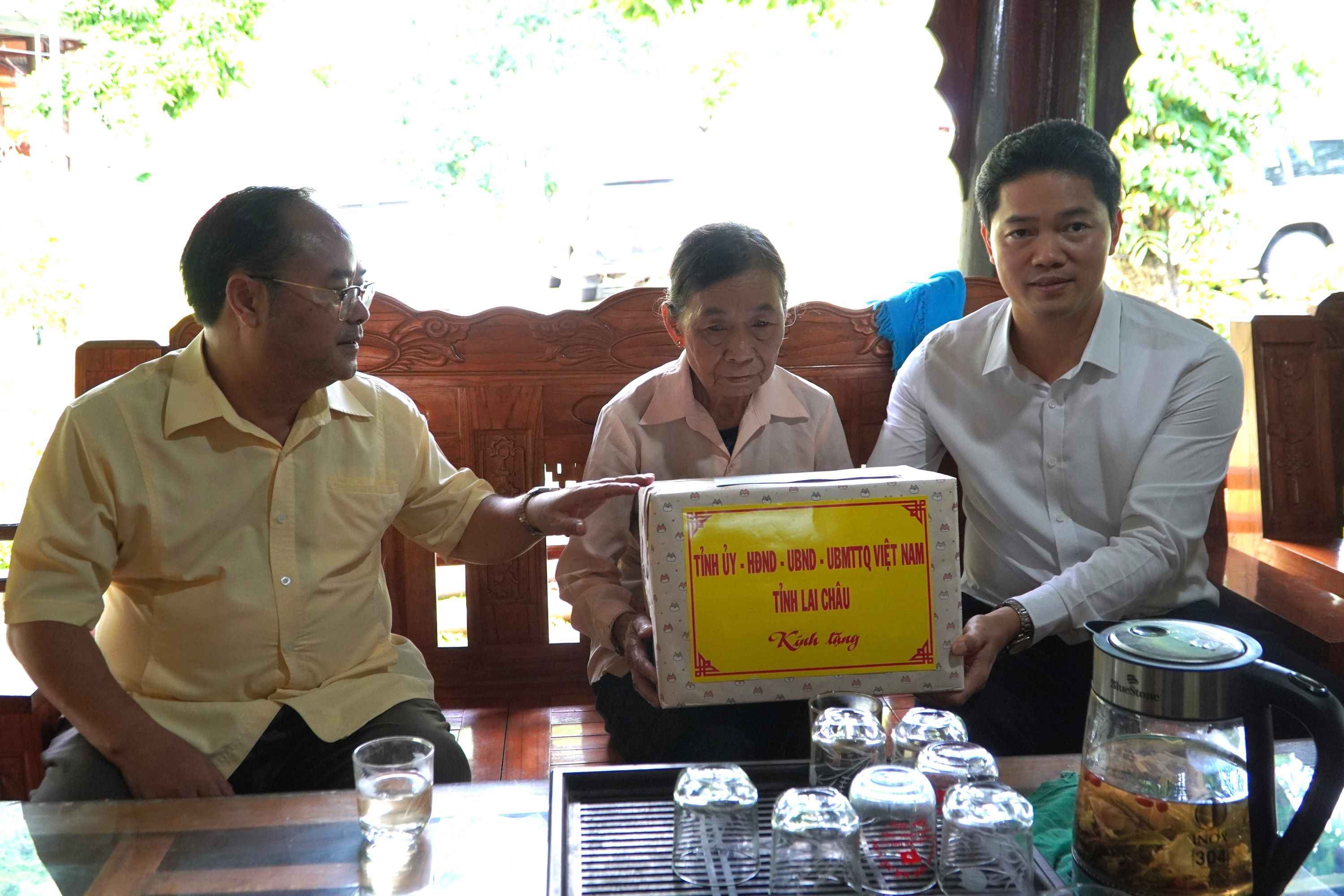 Đồng chí Vũ Mạnh Hà - Uỷ viên dự khuyết Ban Chấp hành Trung ương Đảng, Phó Bí thư Thường trực Tỉnh uỷ thăm, tặng quà bà Lường Thị Phạo, thân nhân liệt sỹ tại bản Phiêng Ban, xã Lê Lợi.
