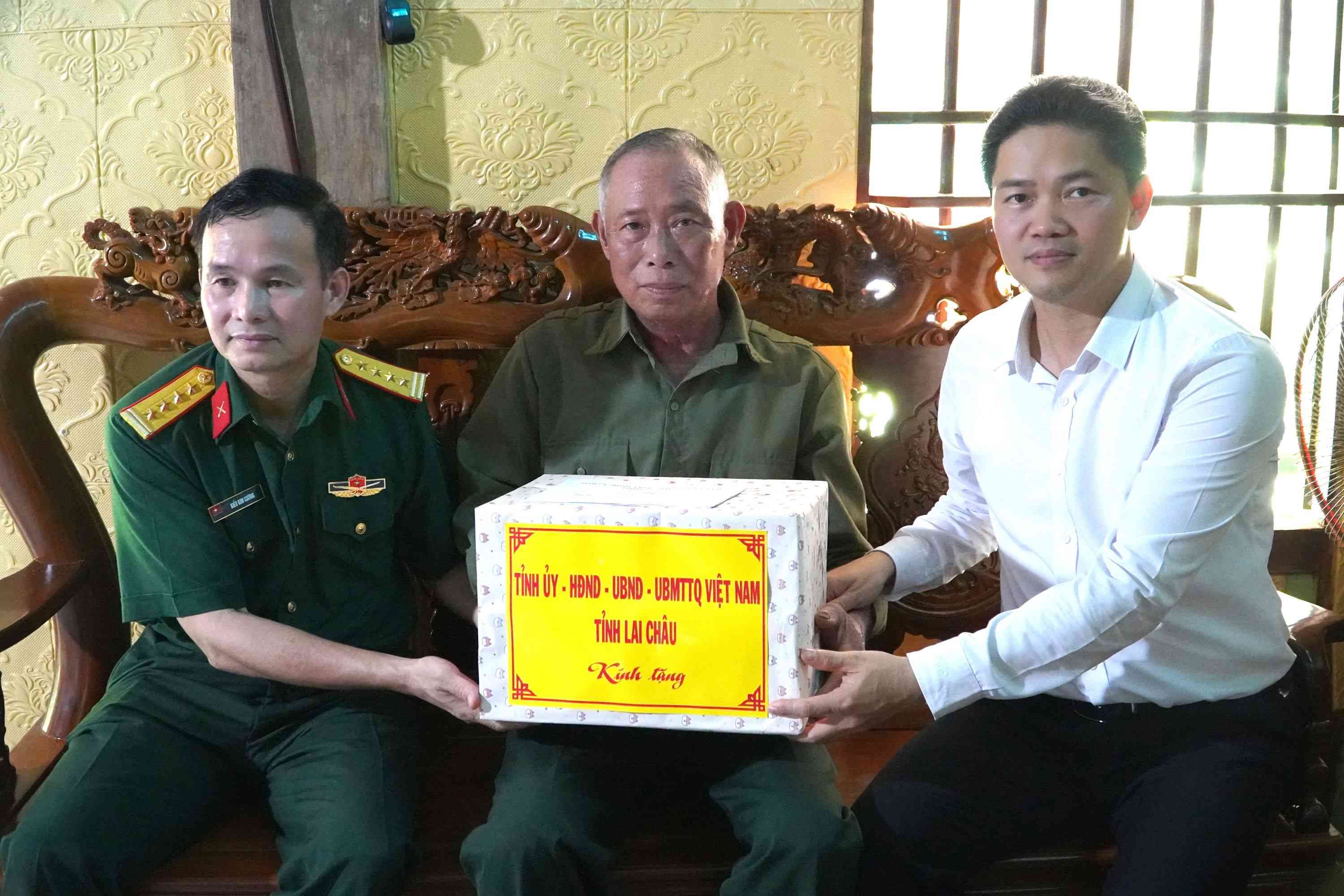 Đồng chí Vũ Mạnh Hà thăm, tặng quà ông Lò Văn Diu, bệnh binh tại tổ dân phố Noong Kiêng, thị trấn Nậm Nhùn.