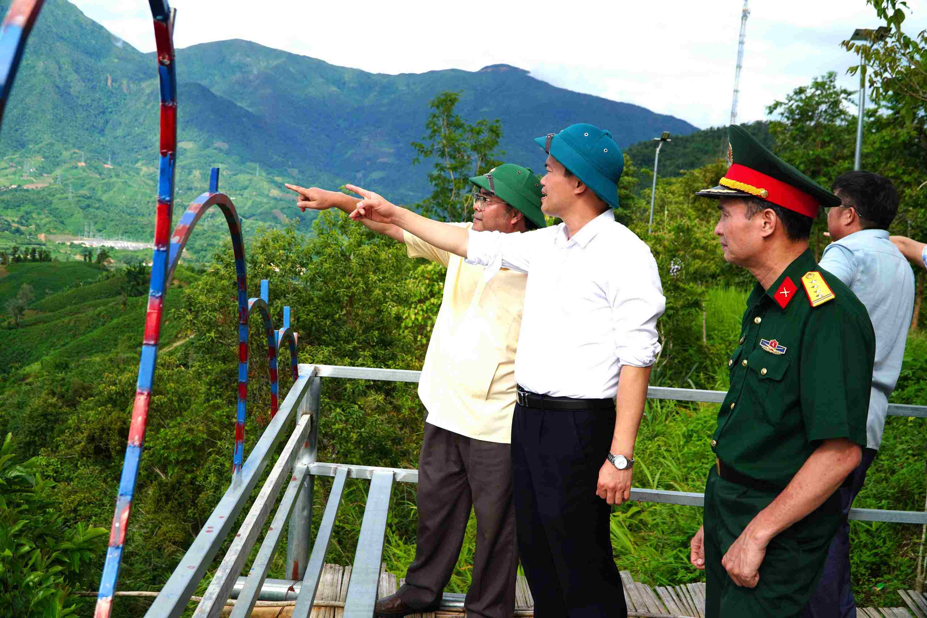 Đoàn công tác quan sát quy hoạch sử dụng đất tại thị trấn Nậm Nhùn qua điểm cao bản Huổi Héo, xã Nậm Manh.
