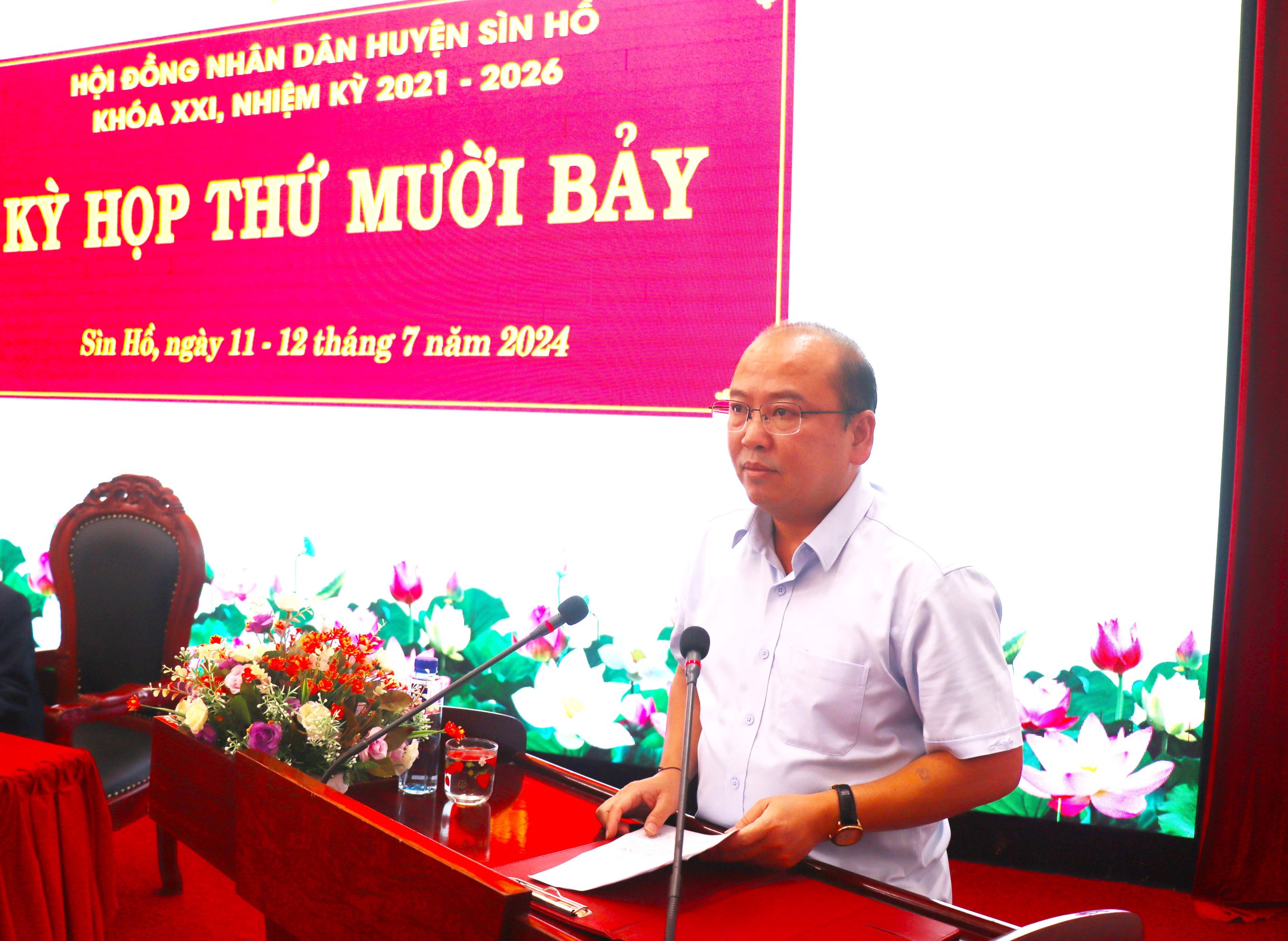 Đồng chí Vừ A Tiến - Tỉnh uỷ viên, Bí thư Huyện uỷ phát biểu tai Kỳ họp.