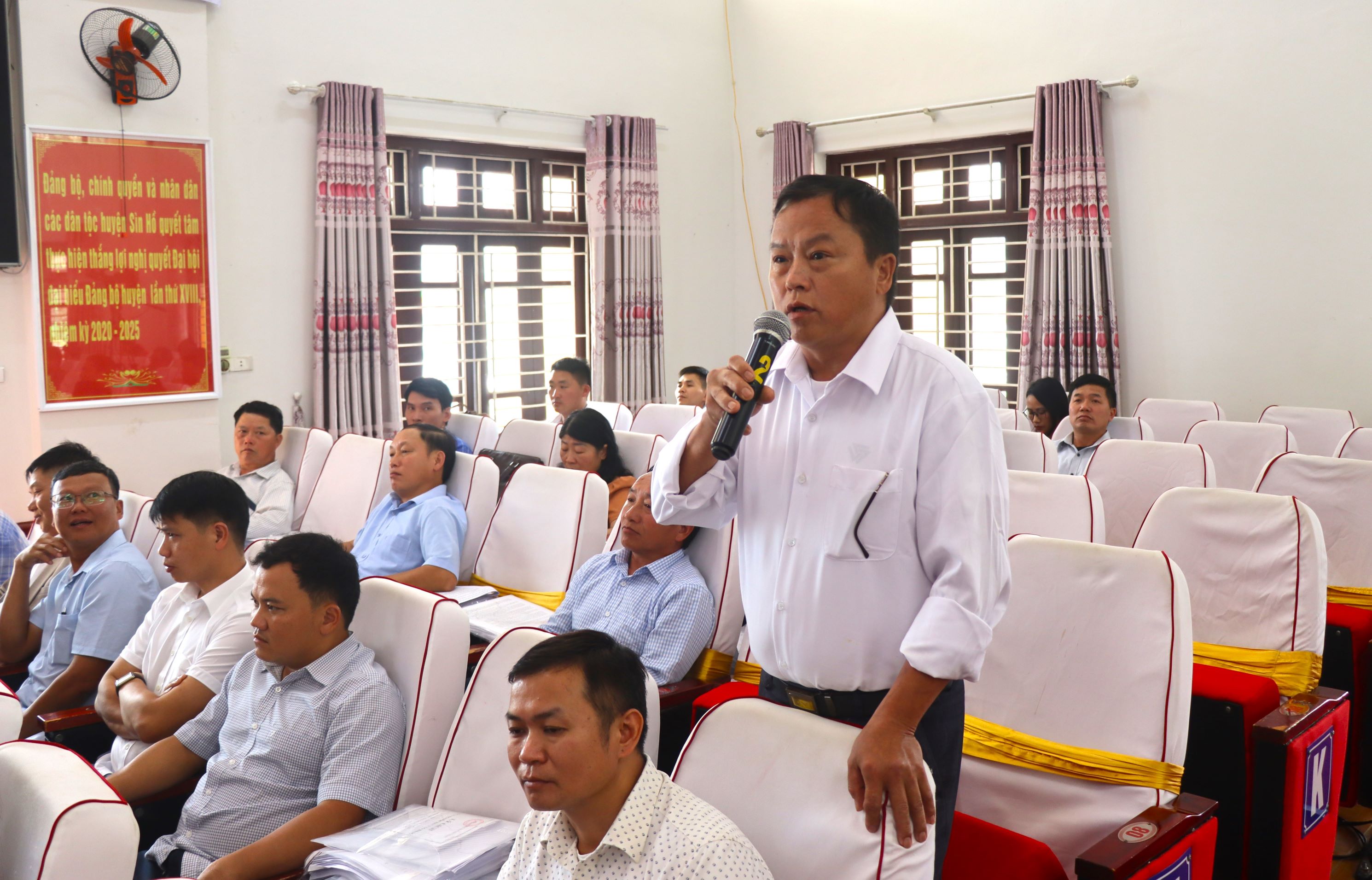 Đại biểu xã Tủa Sín Chải chất vấn.