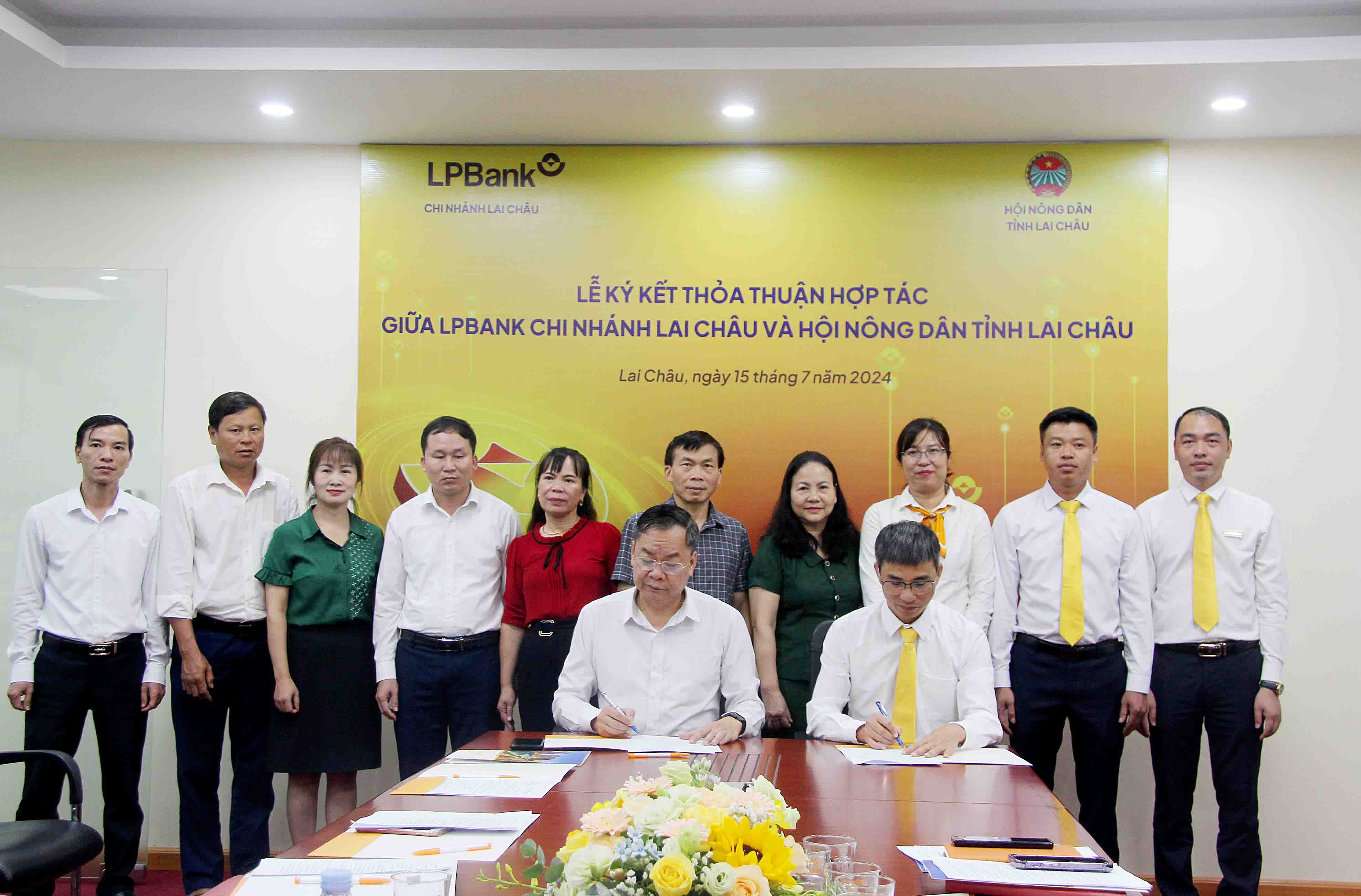 Đại diện lãnh đạo Hội Nông dân và LPBank Chi nhánh Lai Châu phát biểu tại lễ ký kết.