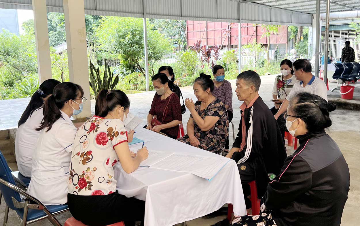 Cán bộ Trung tâm y tế thành phố Lai Châu tư vấn cho người cao tuổi về cách chăm sóc sức khỏe lúc tuổi già. 