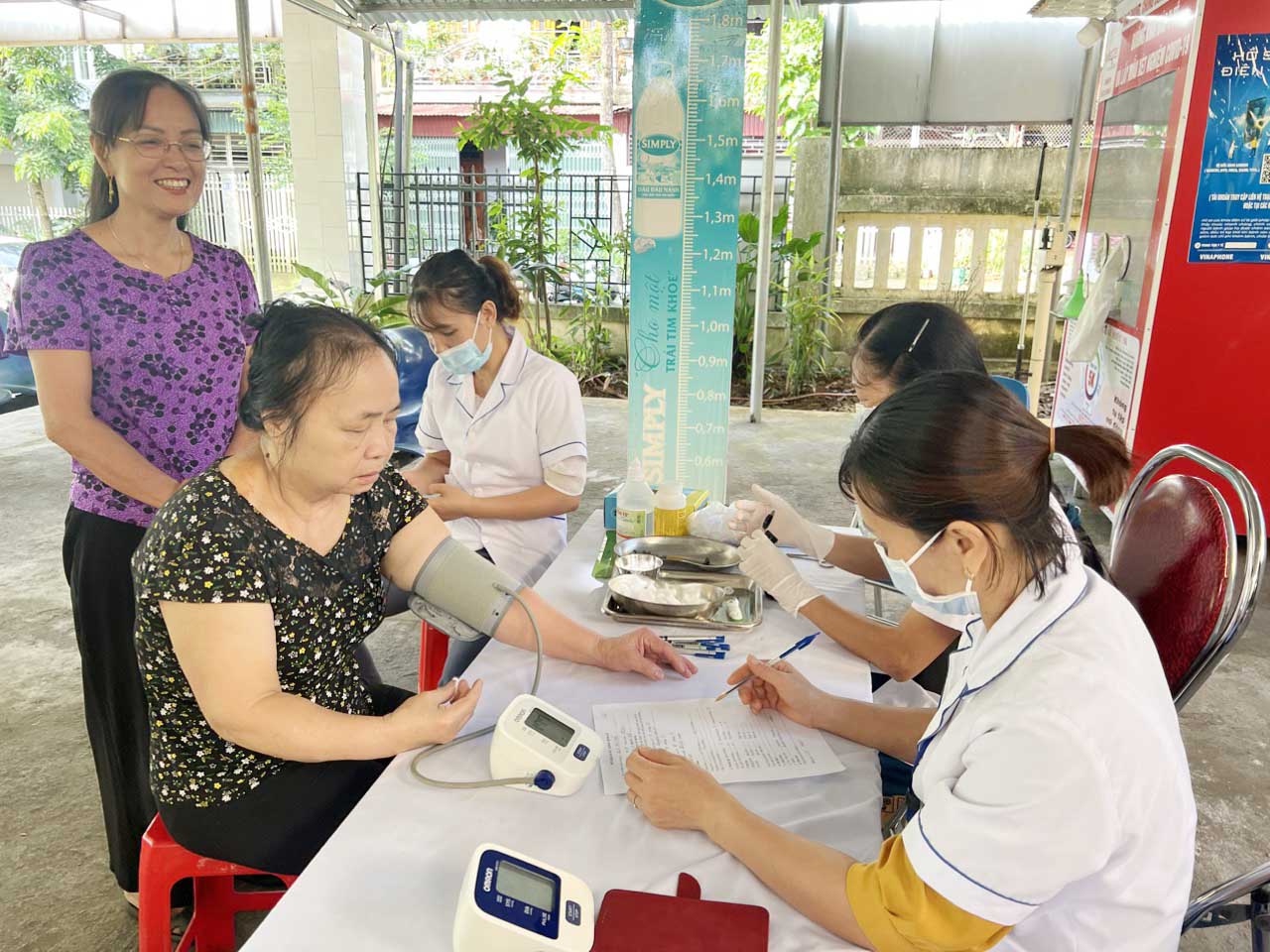 Đông đảo người cao tuổi phường Đoàn Kết (thành phố Lai Châu) đến khám, kiểm tra sức khỏe định kỳ.