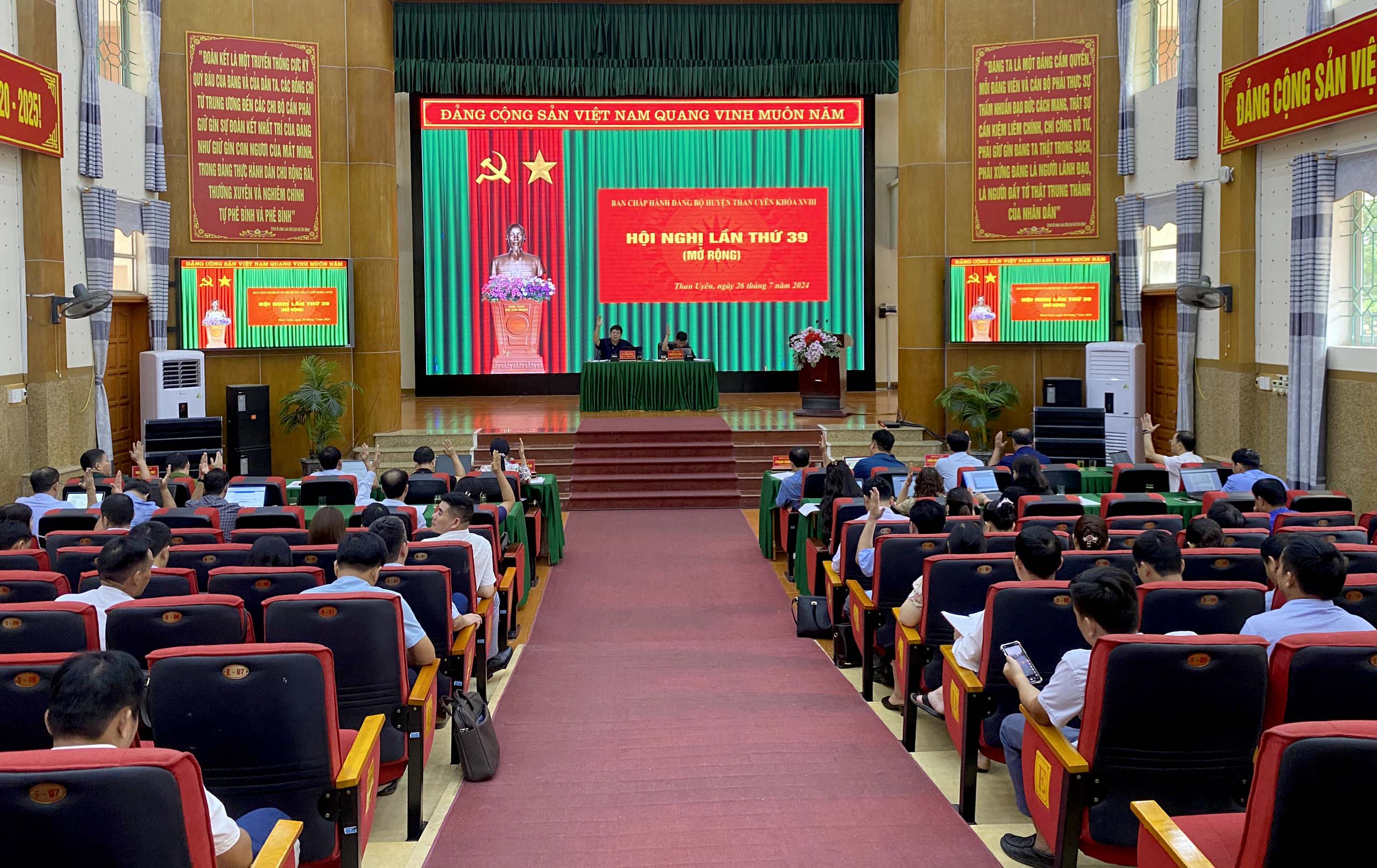 Các đại biểu biểu quyết thông qua nội dung chương trình hội nghị. 