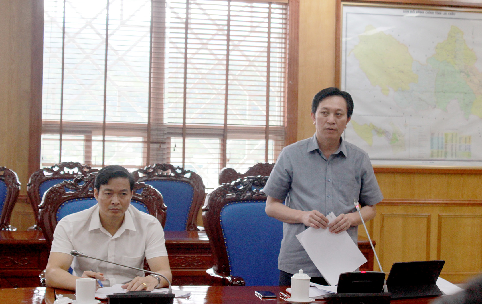 Thành viên Ban tổ chức hội thi ý kiến tại buổi họp.