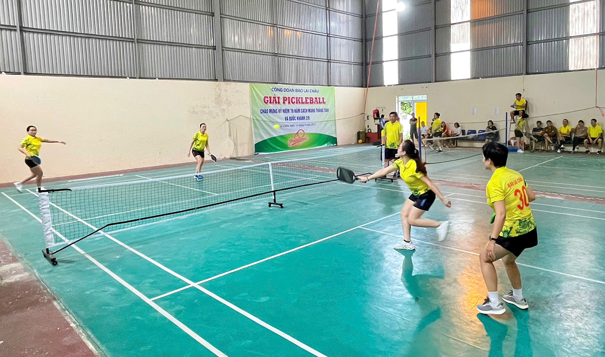 Pha bóng kịch tính ở nội dung đôi nữ tại Giải Pickleball chào mừng kỷ niệm 79 năm cách mạng tháng tám và quốc khánh 2/9.