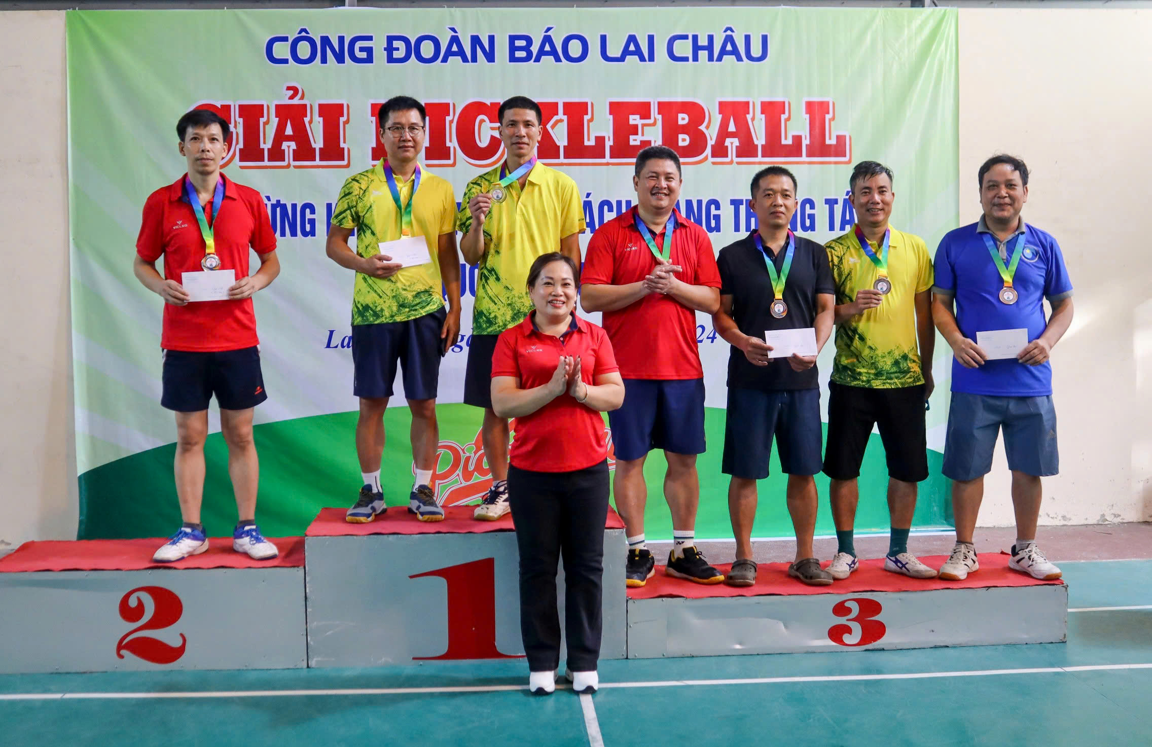 Đồng chí Vũ Thị Thu Hương - Chủ tịch Công đoàn, Phó Tổng Biên tập Báo Lai Châu trao giải nhất, nhì, ba ở nội dung đôi nam.
