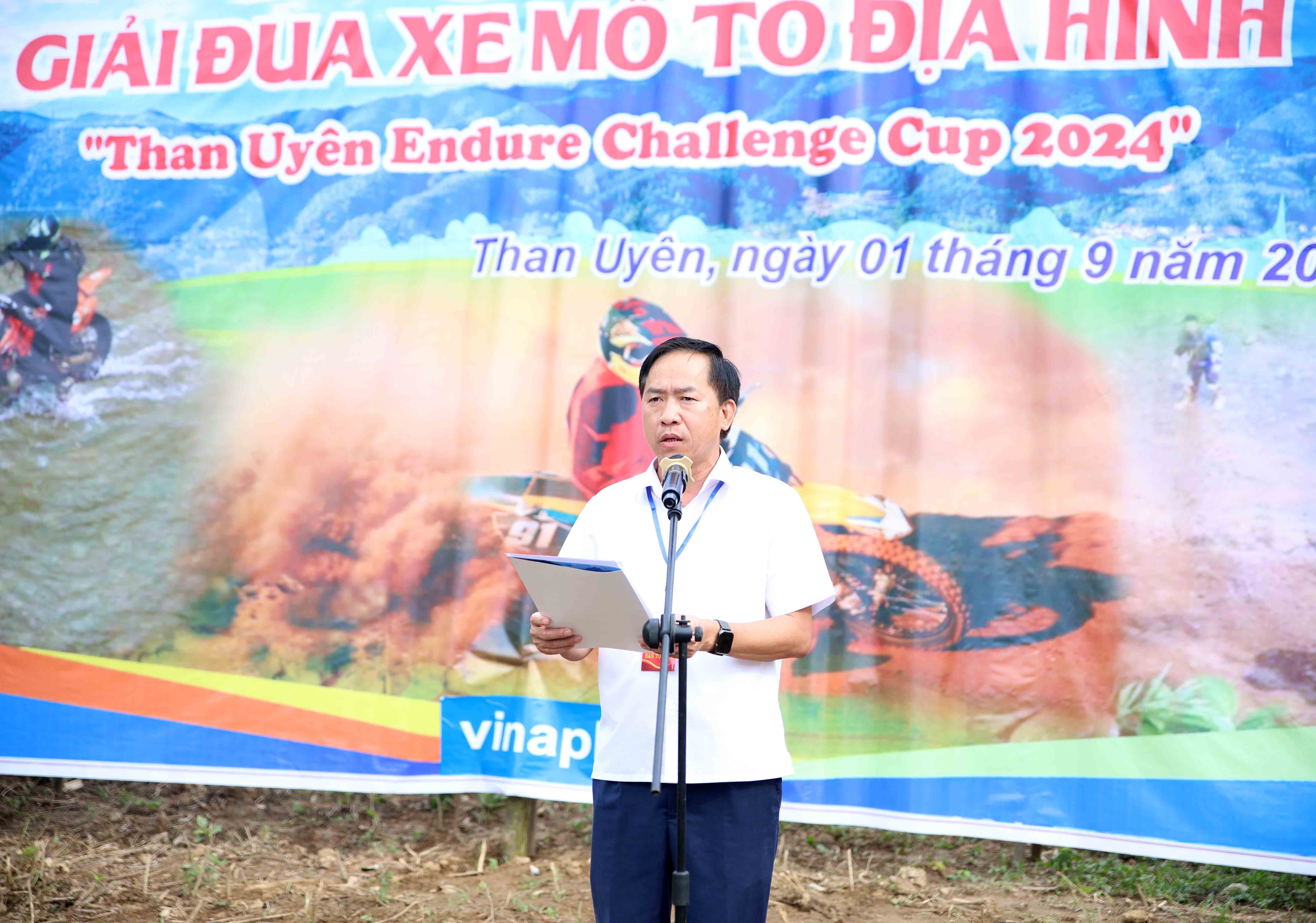 Đồng chí Trần Quang Chiến - Phó Chủ tịch UBND huyện Than Uyên phát biểu khai mạc giải đua mô tô địa hình “Than Uyen Enduro Challenge Cup 2024”.