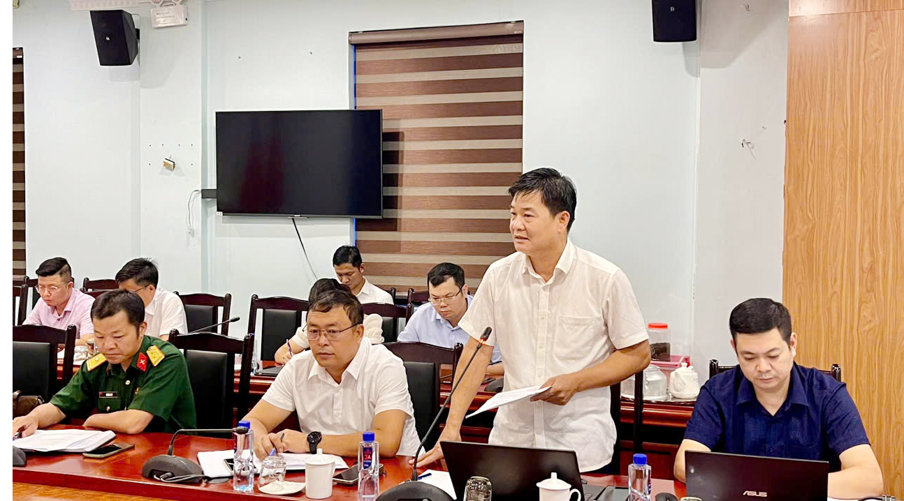 Lãnh đạo Phòng Lao động, Thương binh và Xã hội huyện Phong Thổ báo cáo kết quả thực hiện chương trình mục tiêu quốc gia.
