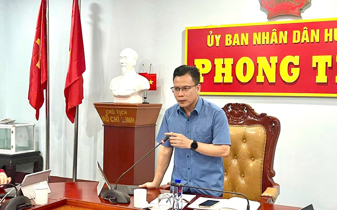 Đồng chí Trần Bảo Trung – Phó Bí thư Huyện ủy, Chủ tịch UBND huyện Phong Thổ phát biểu kết luận phiên họp.