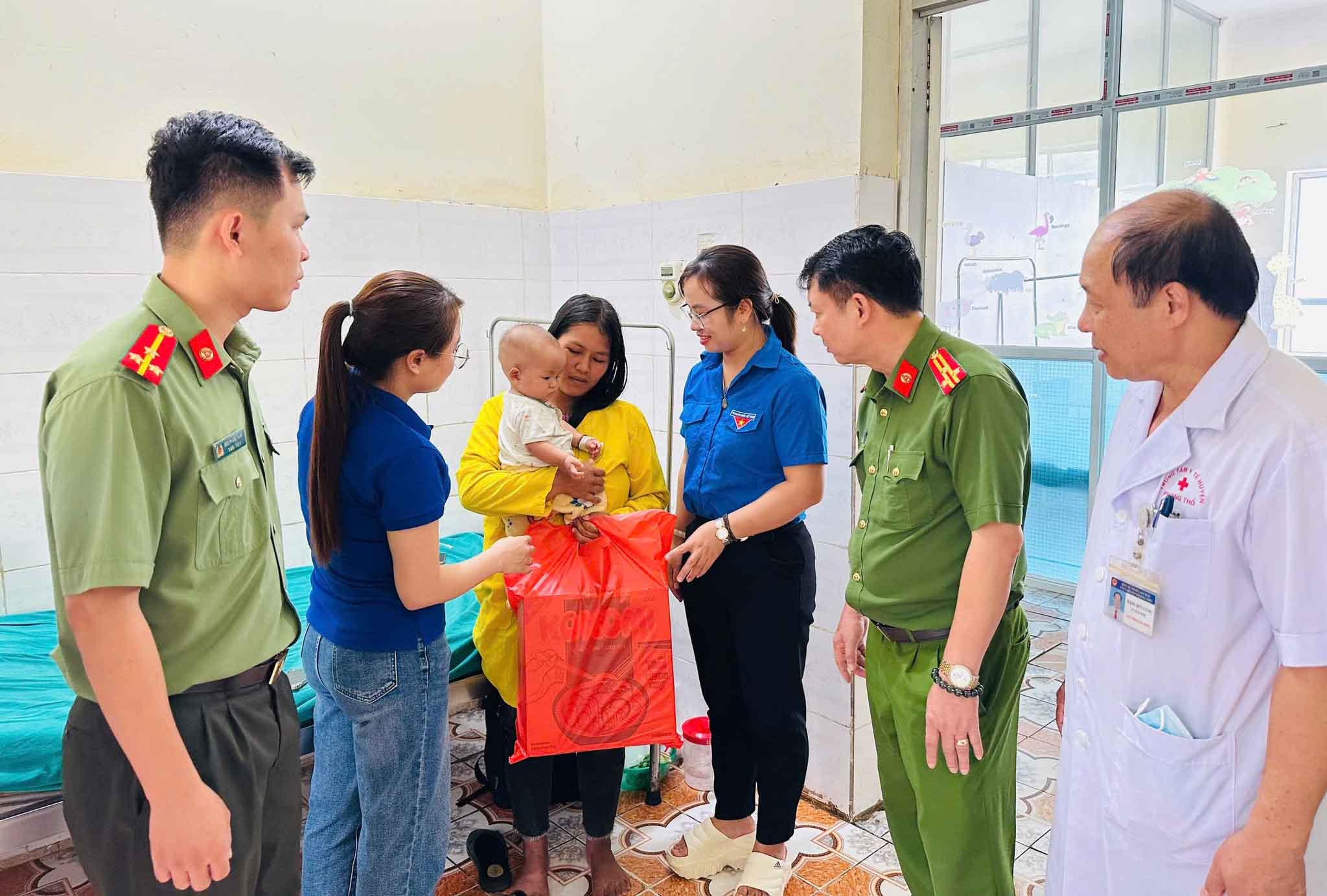 Thăm hỏi, tặng quà các em thiếu nhi là hoạt động thường xuyên được Công an huyện Phong Thổ phối hợp tổ chức. 