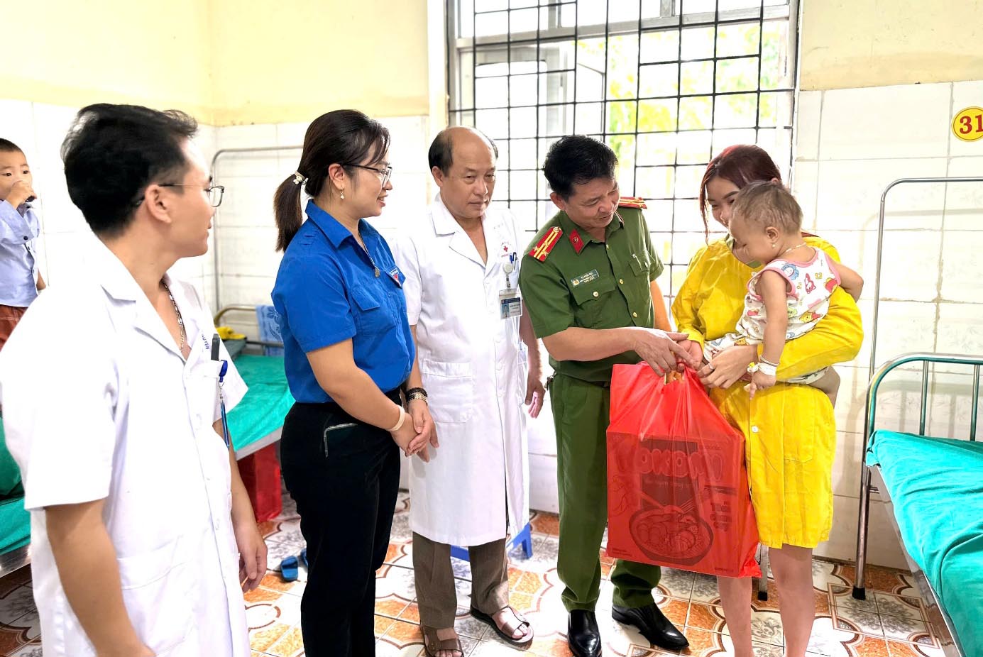 Những món quà được trao đến tận tay các bệnh nhi, động viên các em vượt qua bệnh tật và có một dịp trung thu ấm áp. 
