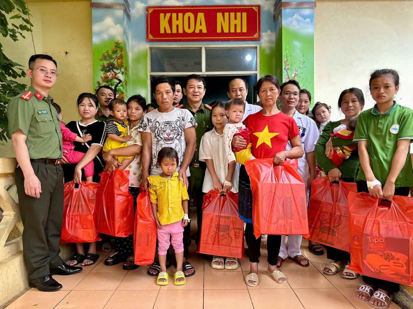 Lãnh đạo Công an huyện Phong Thổ cùng các cán bộ trong đơn vị thăm hỏi, tặng quà các bệnh nhi.