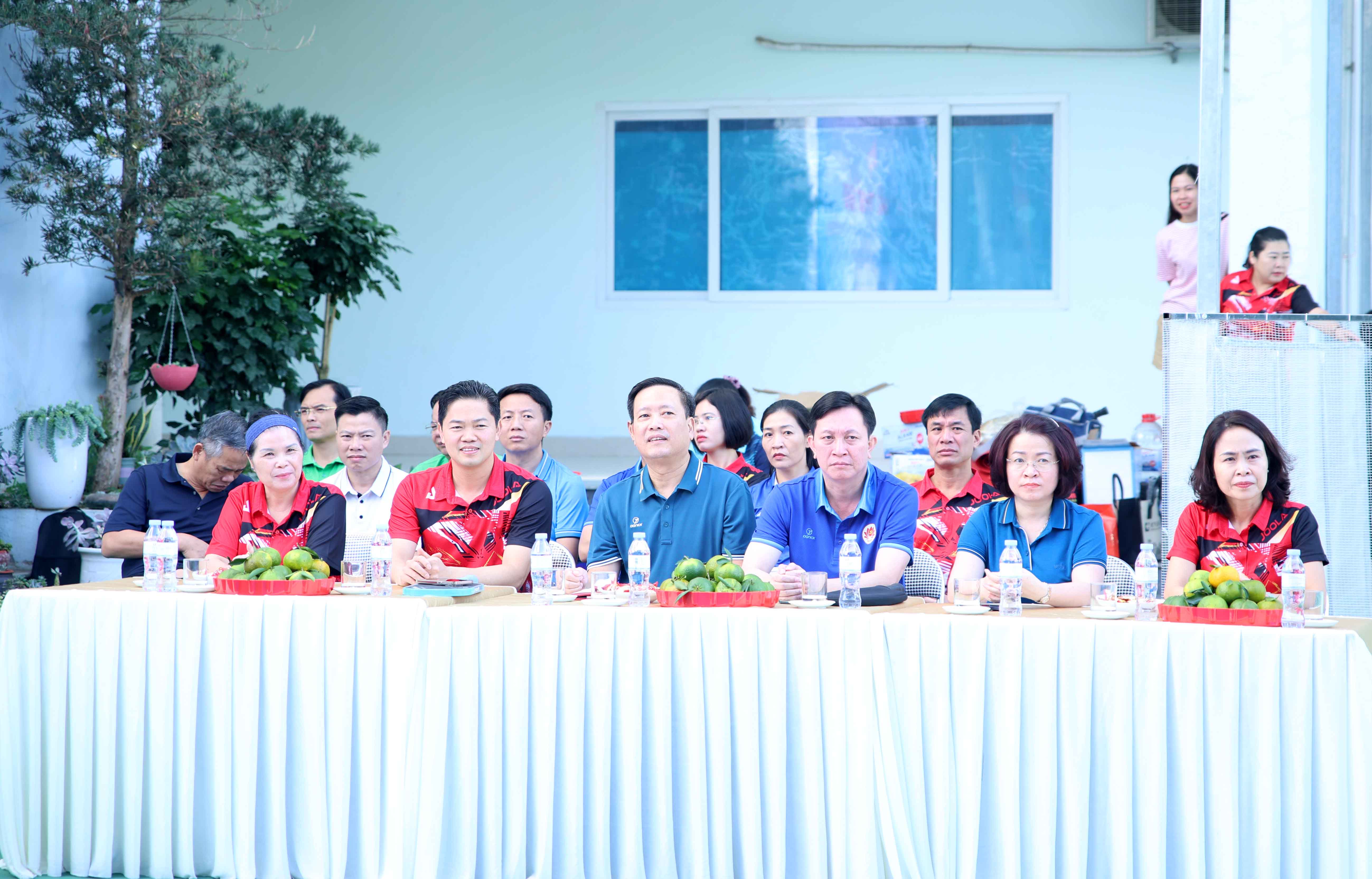 Các đại biểu tham dự khai mạc Giải thi đấu thể thao. 