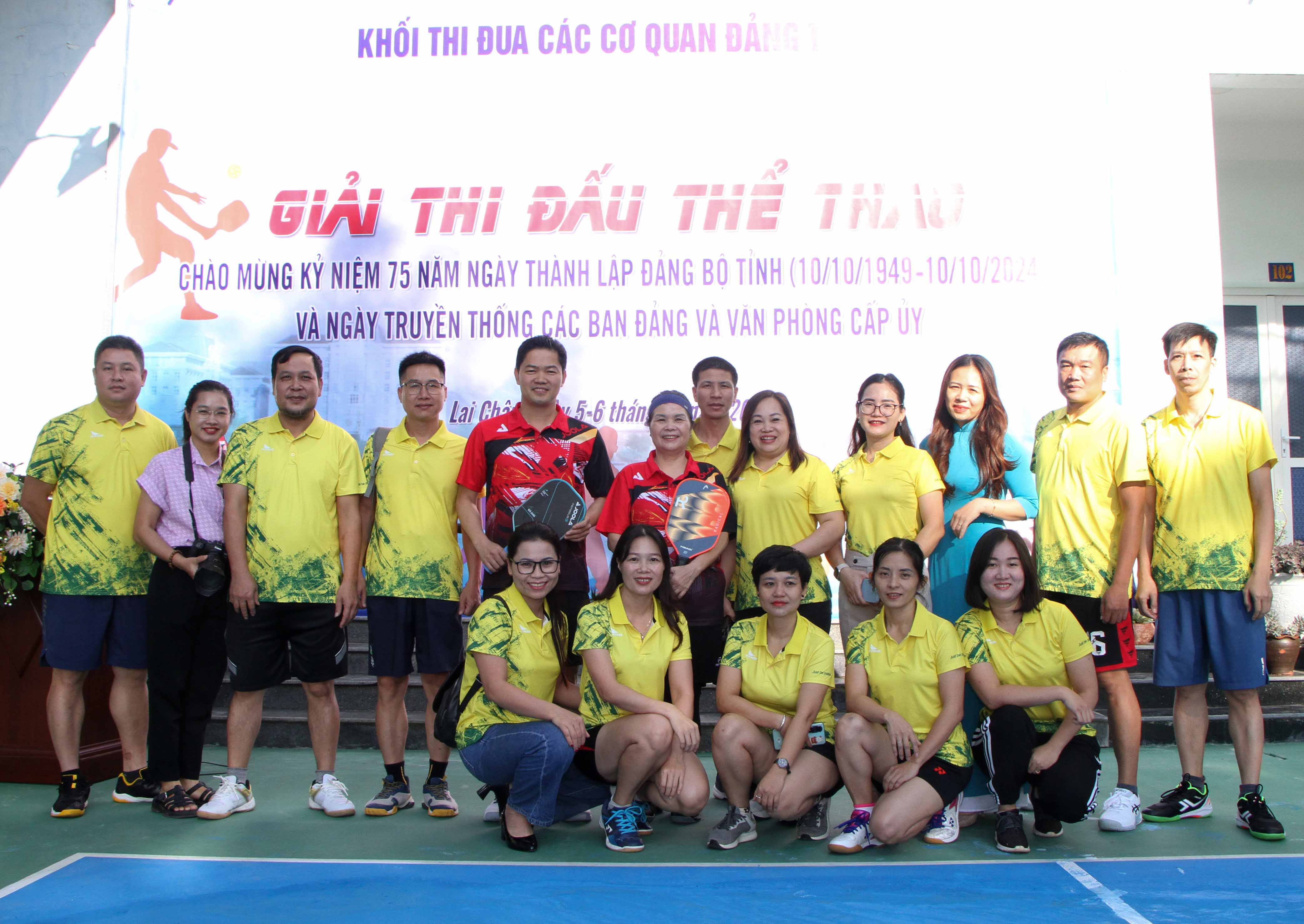 Các đồng chí: Giàng Páo Mỷ- Bí thư Tỉnh ủy; Vũ Mạnh Hà - Phó Bí thư Thường trực Tỉnh ủy chụp ảnh lưu niệm cùng đoàn VĐV Báo Lai Châu. 