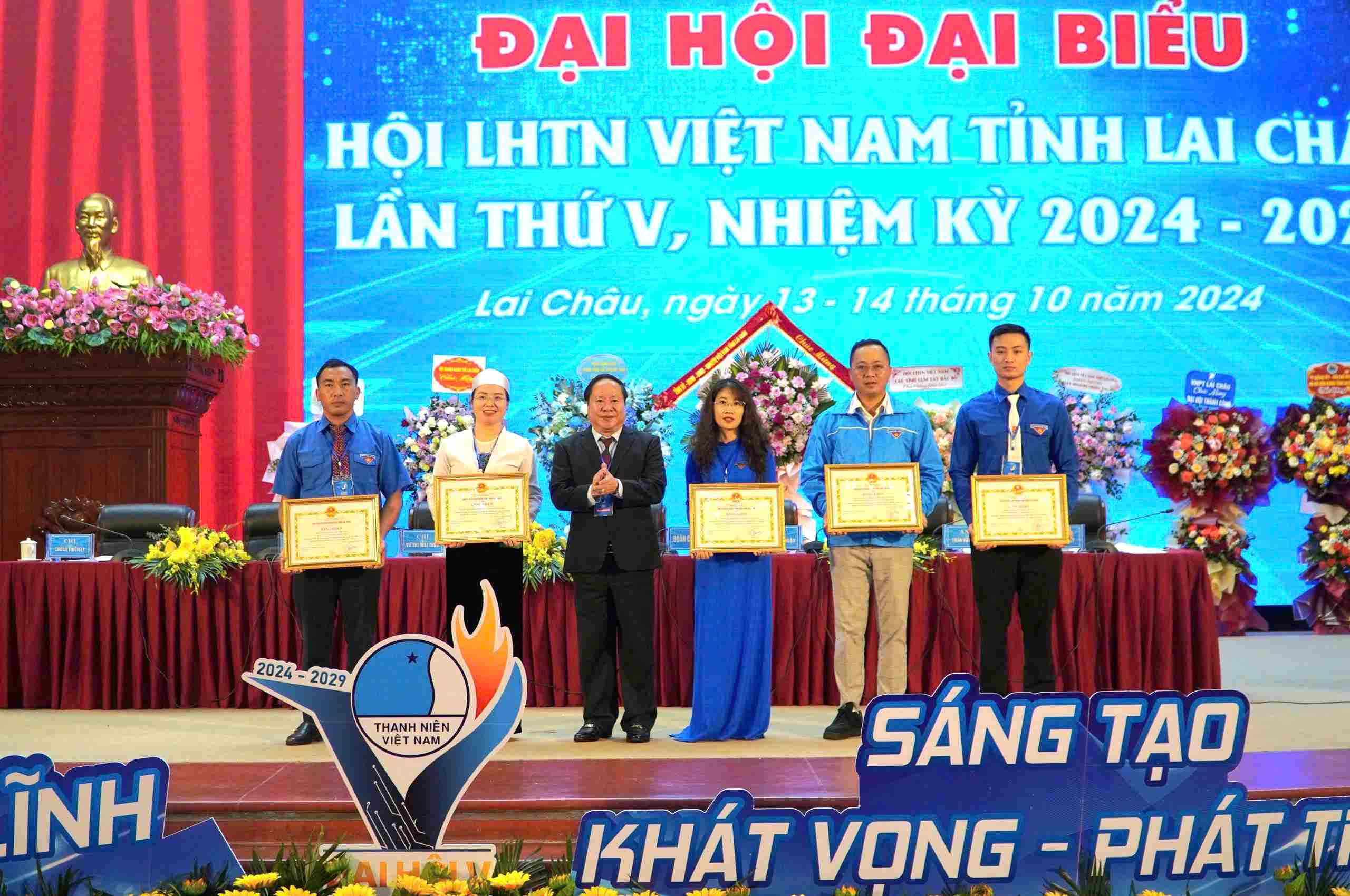 Thừa ủy quyền của Chủ tịch UBND tỉnh, đồng chí Tống Thanh Hải tặng Bằng khen cho 5 tập thể thành tích xuất sắc trong công tác Hội và phong trào Thanh niên.
