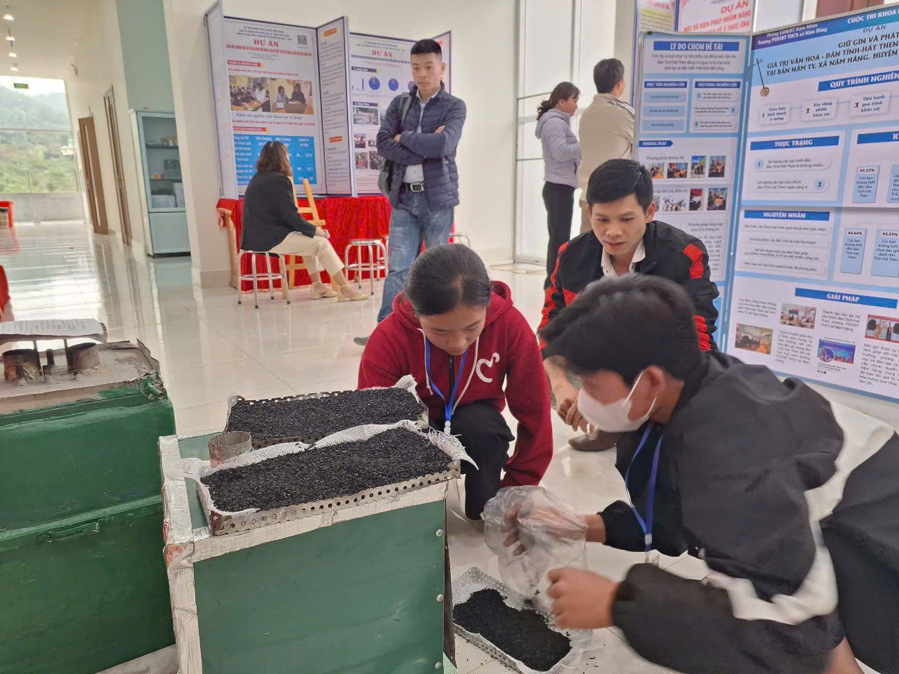 Các em học sinh Trường trung học cơ sở Pú Đao lắp ghép mô hình dự án xử lý rác thải bảo vệ môi trường tại cuộc thi.