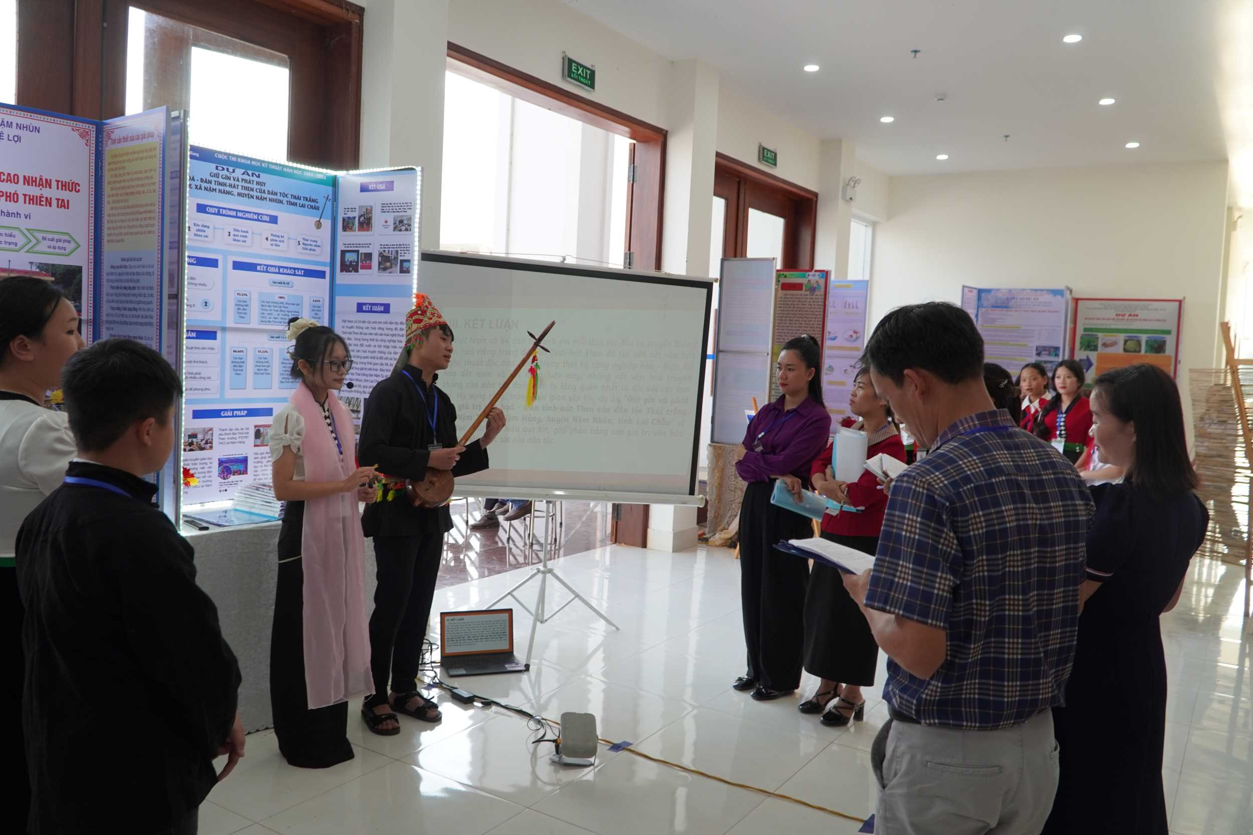 Các em học sinh Trường trung học cơ sở xã Nậm Hàng thuyết minh dự án bảo tồn Đàn tính của dân tộc Thái trắng bản Nậm Ty.