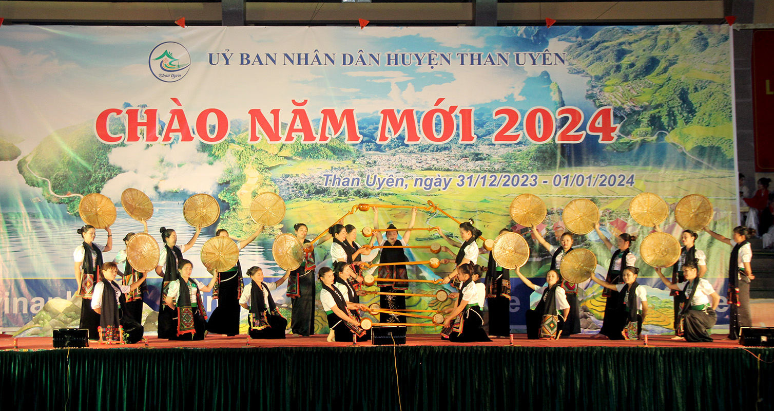 …mang đậm bản sắc văn hóa của đồng bào các dân tộc huyện Than Uyên. 