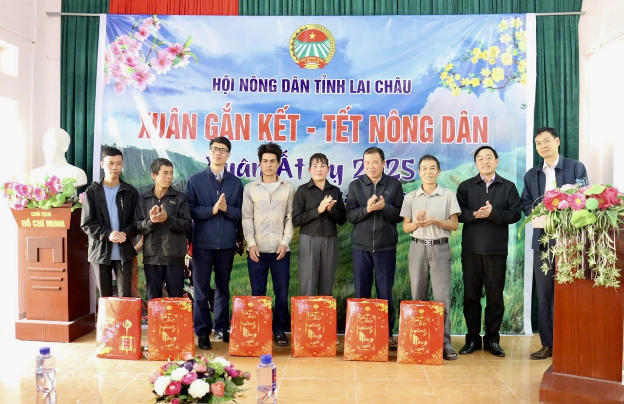 Lãnh đạo Hội Nông dân tỉnh, Ủy ban Mặt trận Tổ quốc Việt Nam huyện Phong Thổ trao quà cho các hội viên nông dân nghèo, có hoàn cảnh đặc biệt khó khăn ở xã Bản Lang.