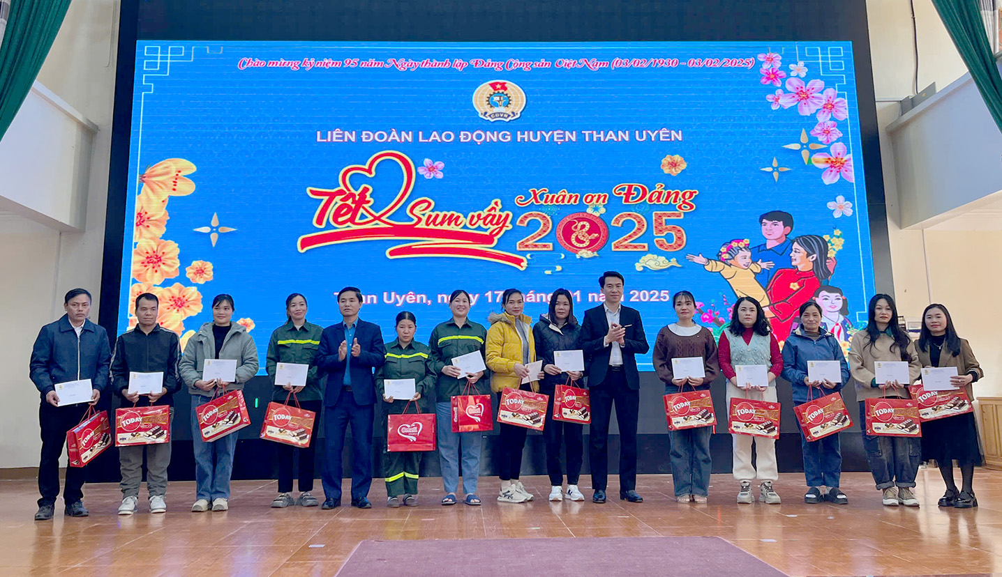 Lãnh đạo LĐLĐ tỉnh, huyện Than Uyên tặng quà tết cho đoàn viên, người lao động trên địa bàn huyện. 