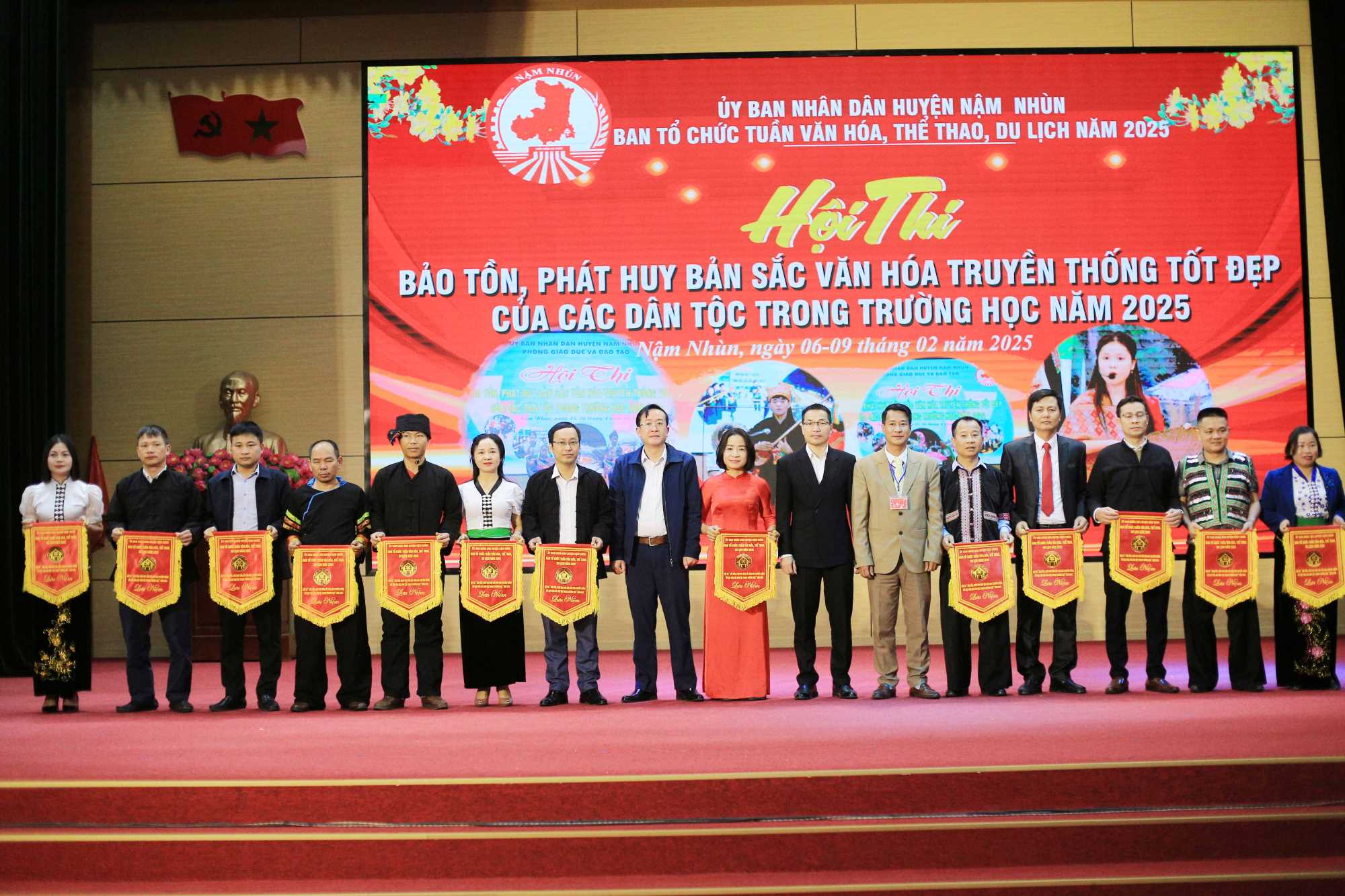 Ban tổ chức Hội thi tặng Cờ lưu niệm cho các đội tham gia Hội thi.