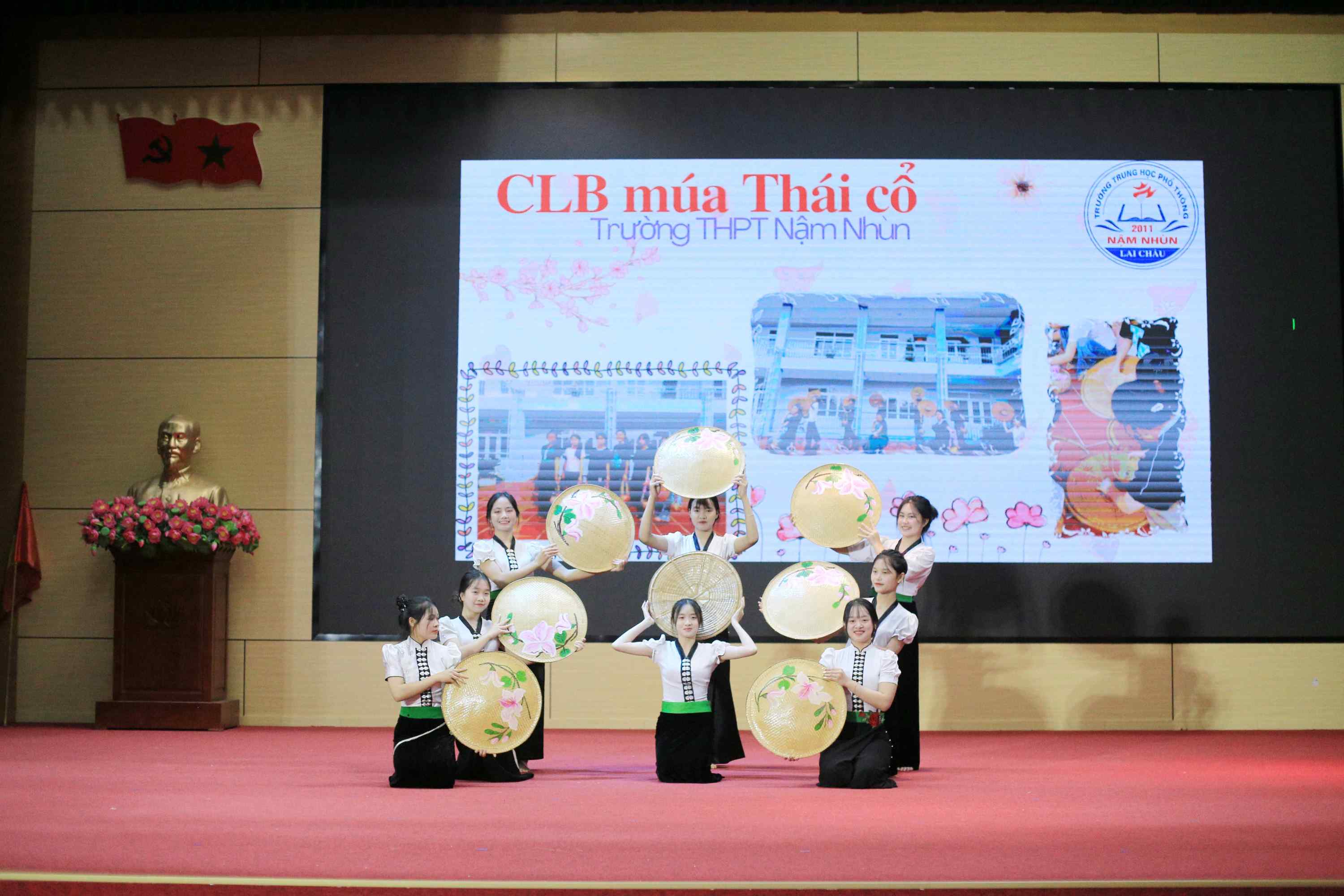 Phần thi văn nghệ của các em học sinh Trường Trung học phổ thông Nậm Nhùn ngay sau Lễ khai mạc.