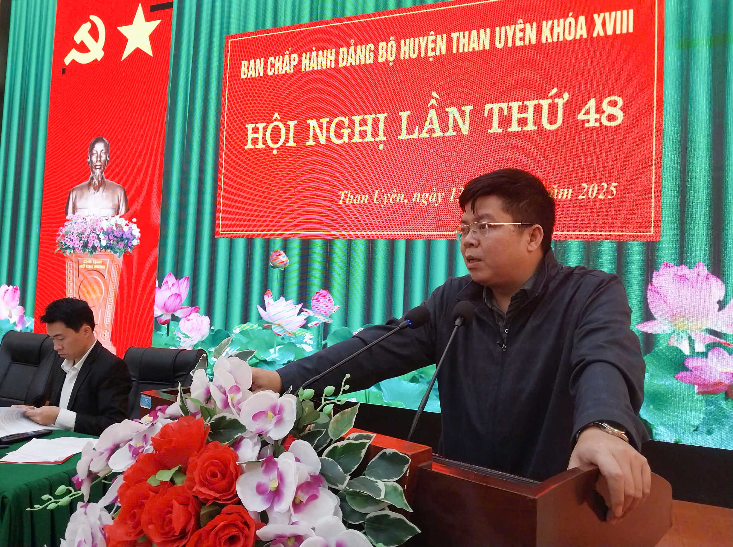 đồng chí Lò Văn Hương - Bí thư Huyện uỷ 