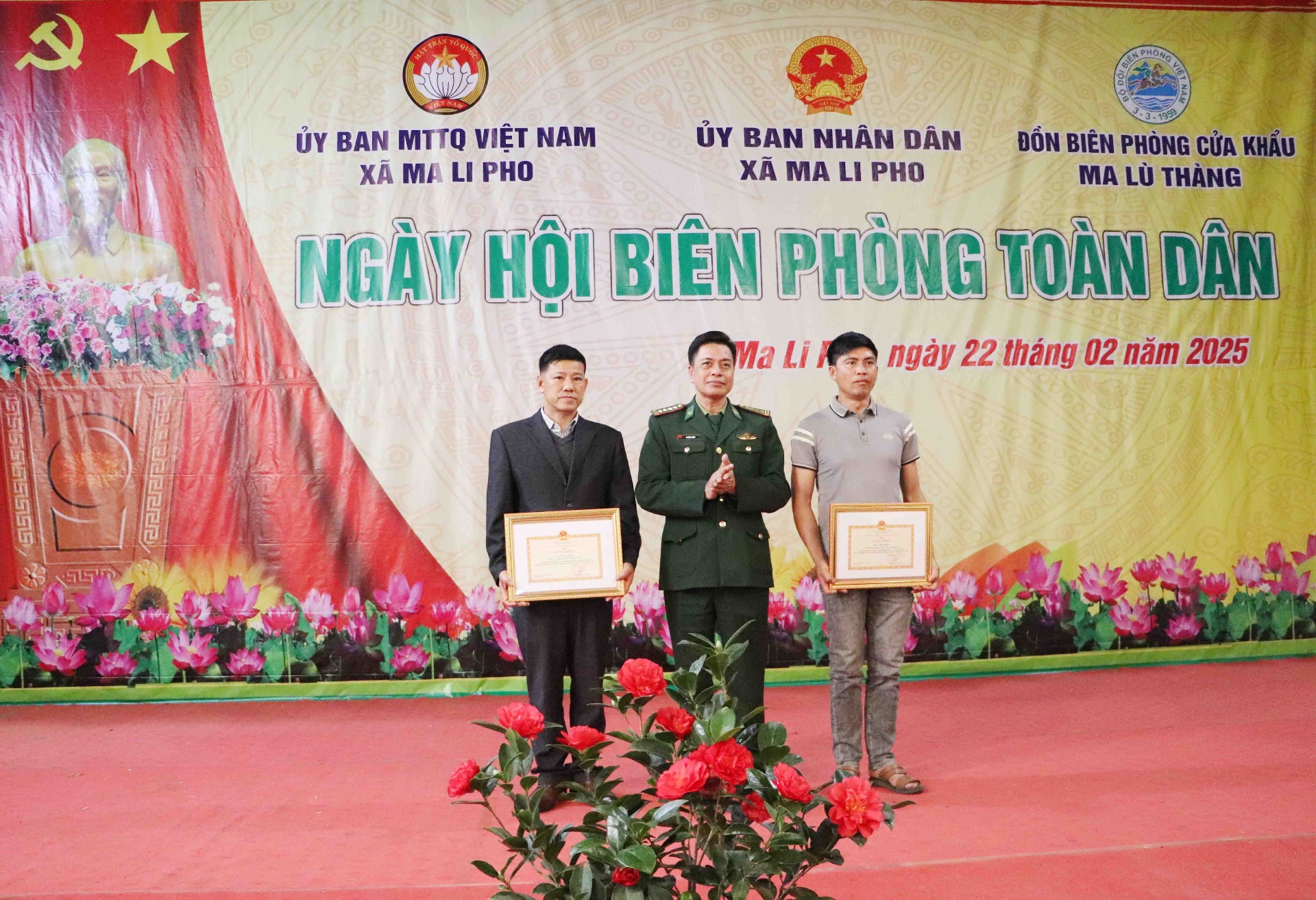 Đại tá Lê Công Thành – Phó Chính ủy Bộ Chỉ huy Bộ đội biên phòng  tỉnh trao giấy khen cho các tập thể, cá nhân có thành tích xuất sắc trong phong trào “Toàn dân tham gia bảo vệ chủ quyền lãnh thổ, an ninh biên giới quốc gia trong tình hình mới”.