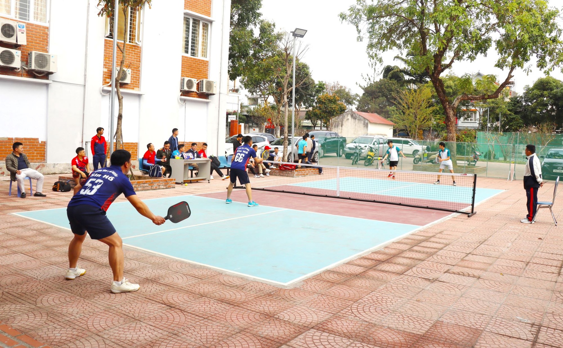 Thi đấu môn pickleball giải phong trào đôi nam giữa 2 đội: Trung tâm Y tế huyện Sìn Hồ và Trung tâm Y tế huyện Phong Thổ.